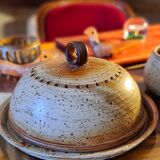 Plateau à fromage et sa cloche en grès