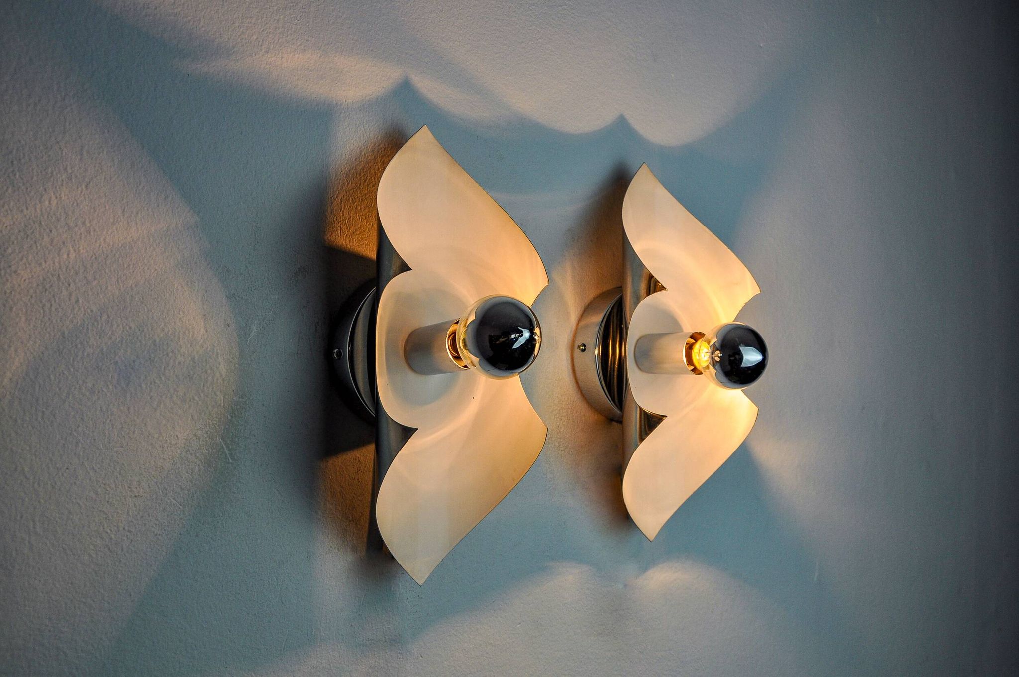 Pair of "folio" wall lights, space age, chromed metal, Italy, 1970
