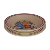 Plats un creux avec un plat décor main. M.R.G. modéle les fleurs.