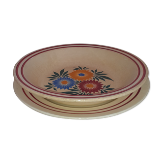Plats un creux avec un plat décor main. M.R.G. modéle les fleurs.