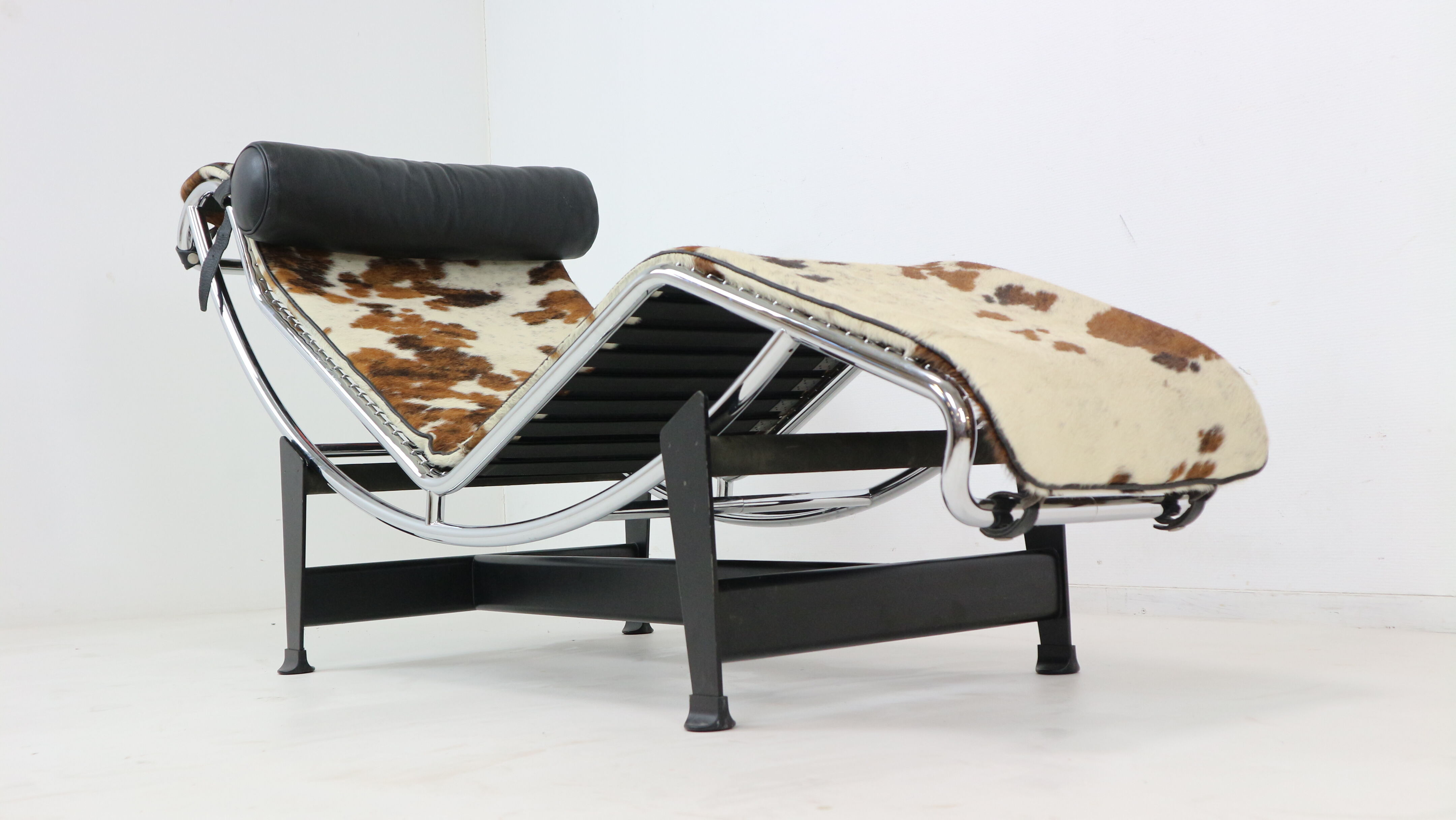 Chair long "LC4" Le Corbusier, Cassina Edition, Ponyskin.
