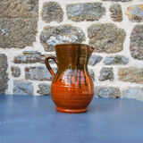 Pichet en Grès Terracotta avec Élégantes Coulures Vertes
