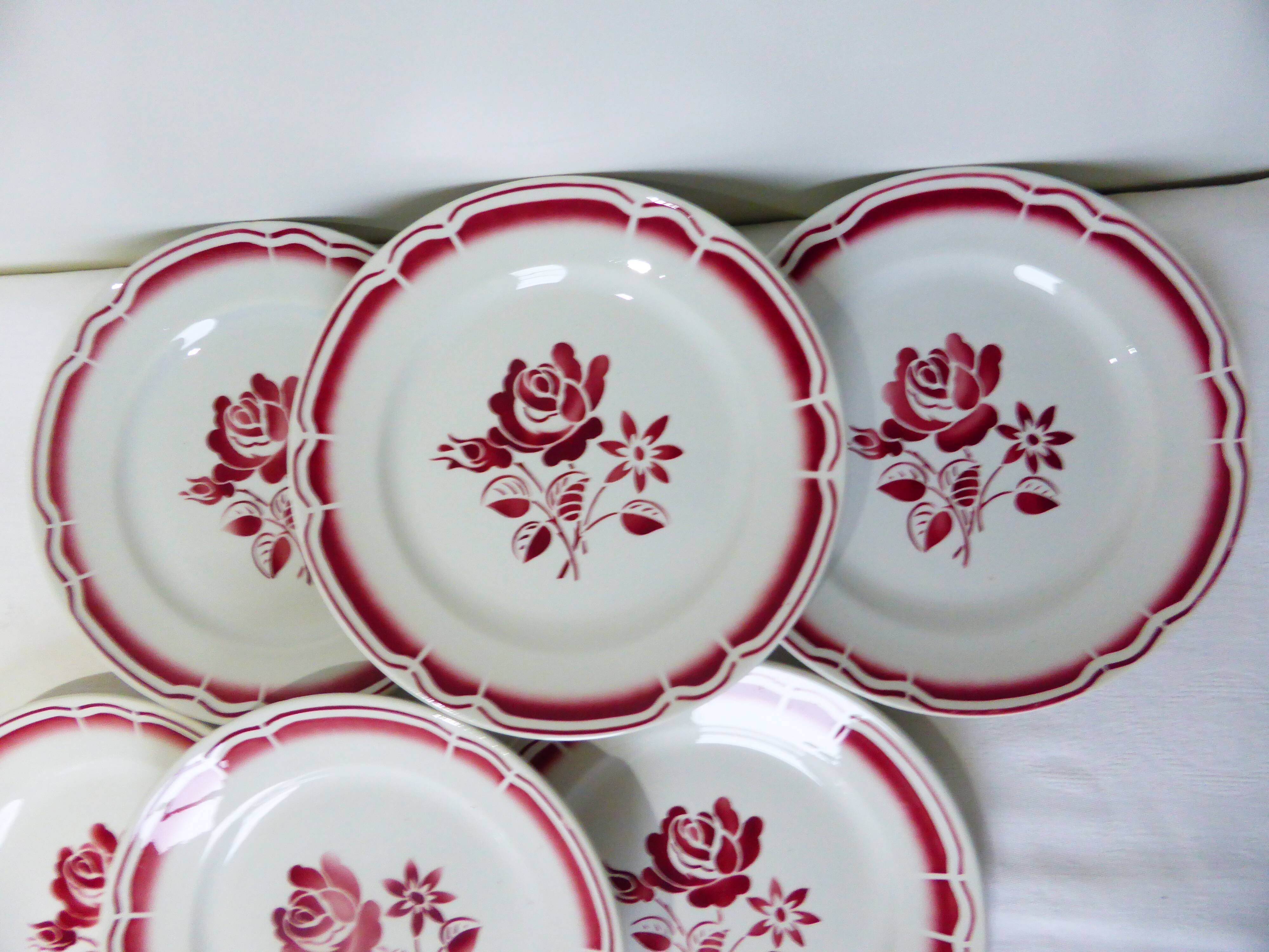 6 flat plates with red flowers