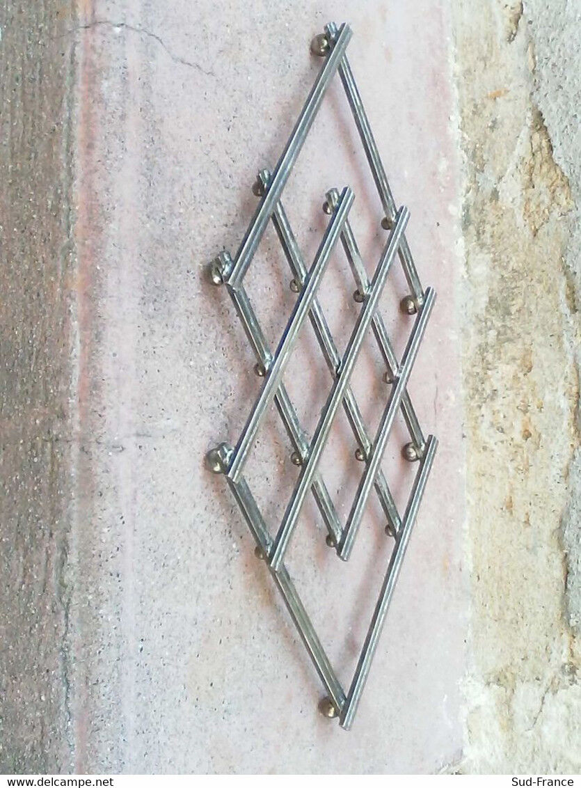 Stretchy flat rest in vintage silver metal