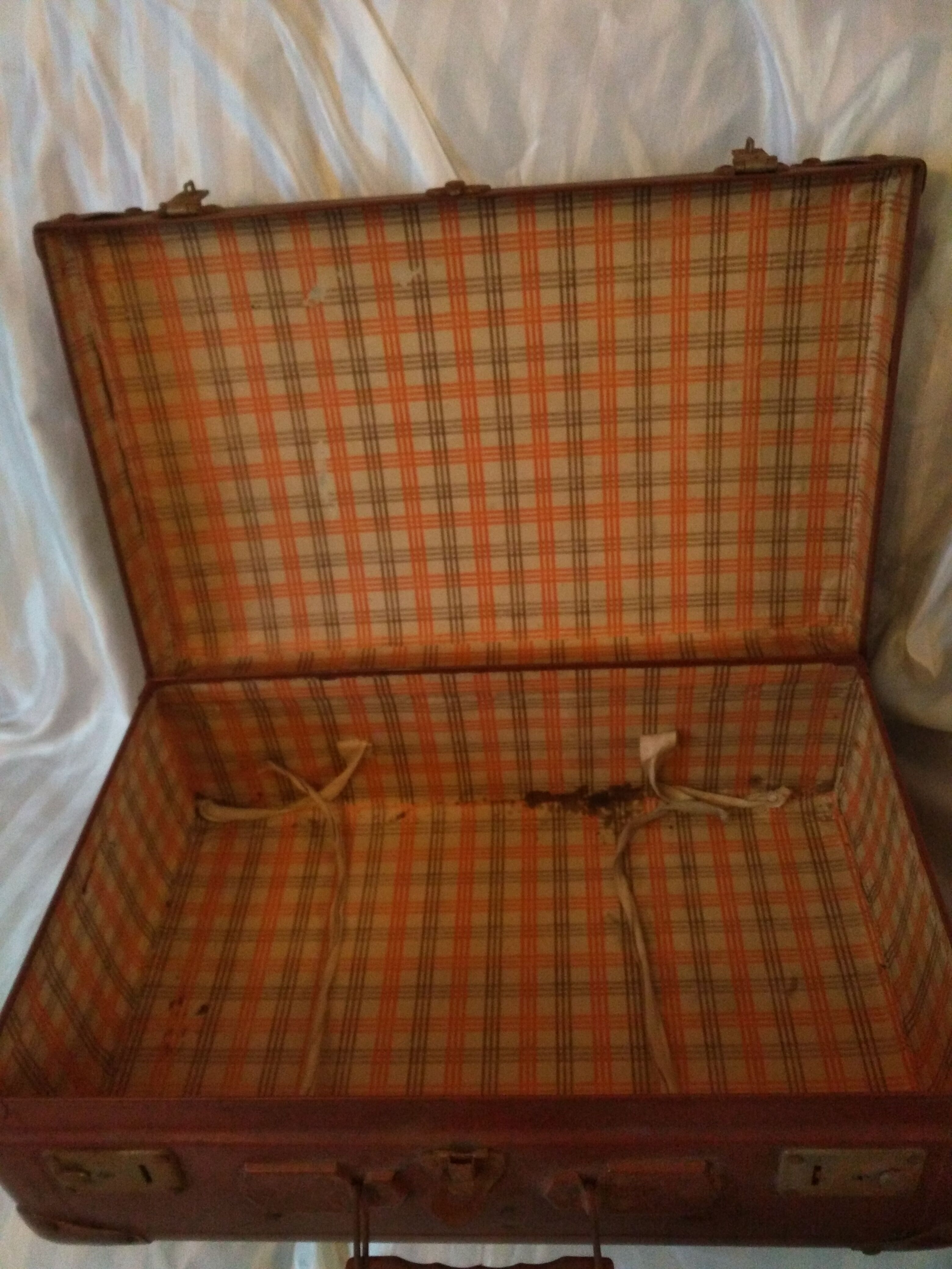 Vintage 1940-1950s cardboard suitcase