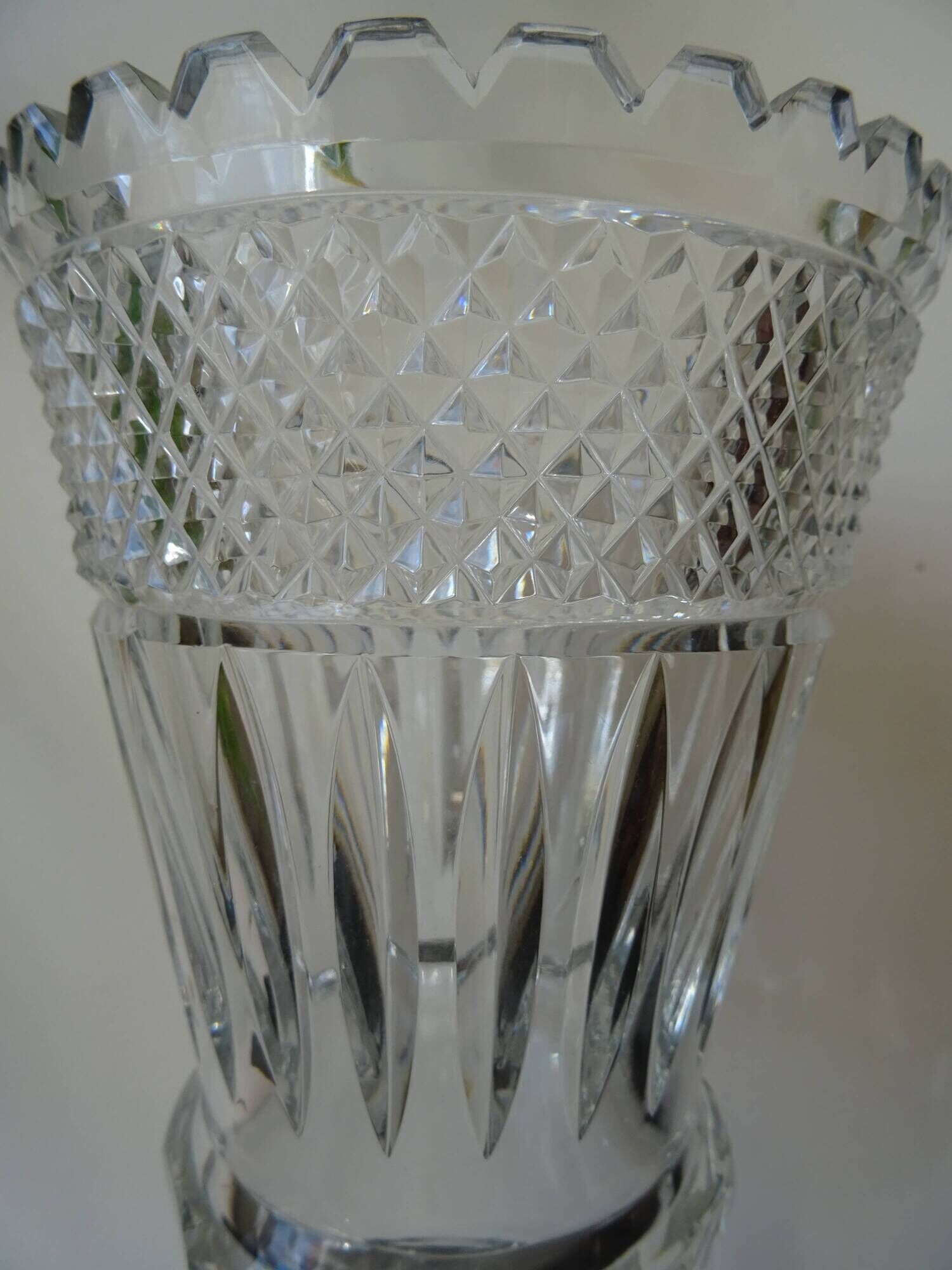 Ancien vase sur pied cristal taillé Bohème 32 cm