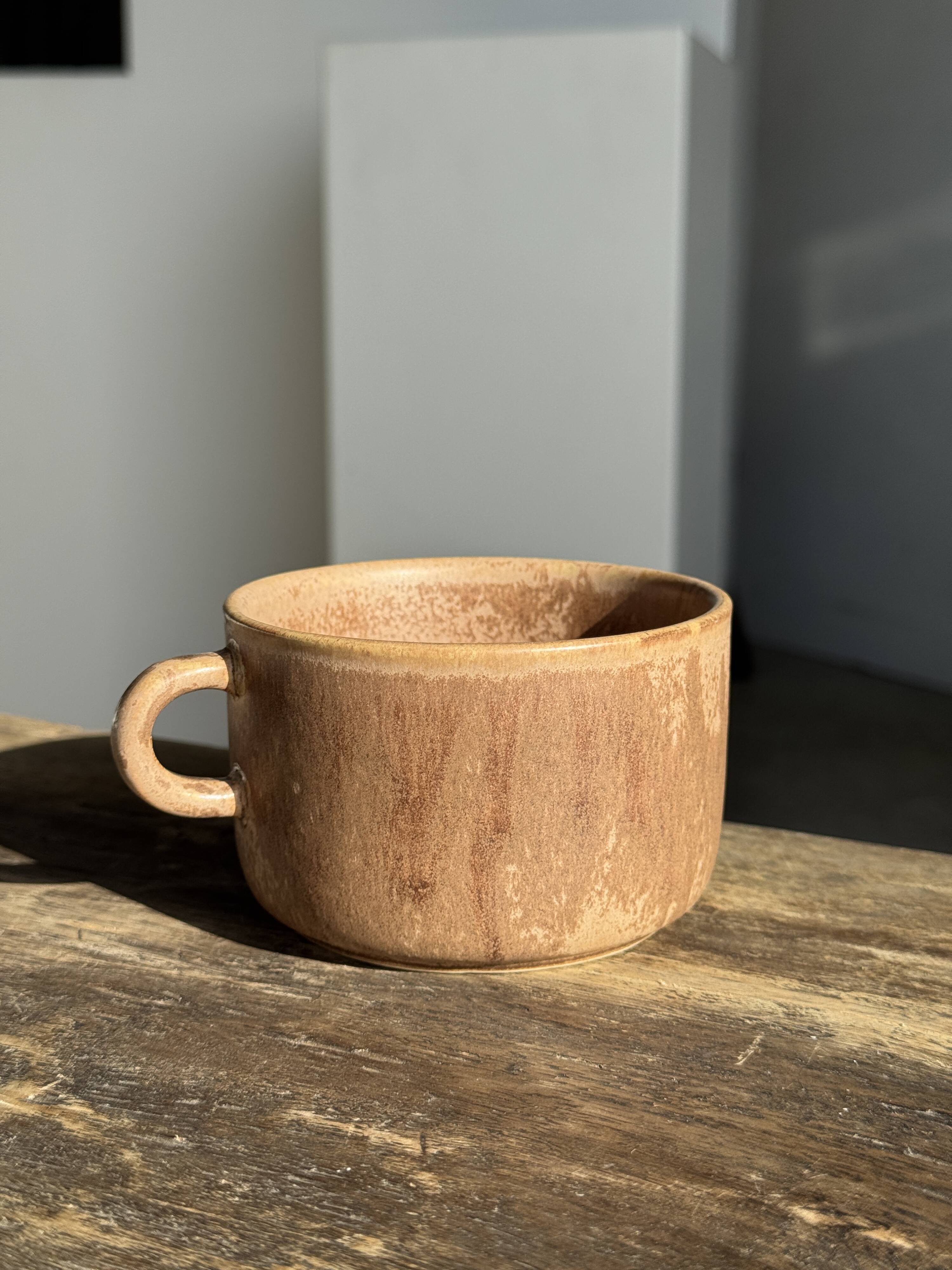 Tasse en grès émaillé brun H6,5 D10,5
