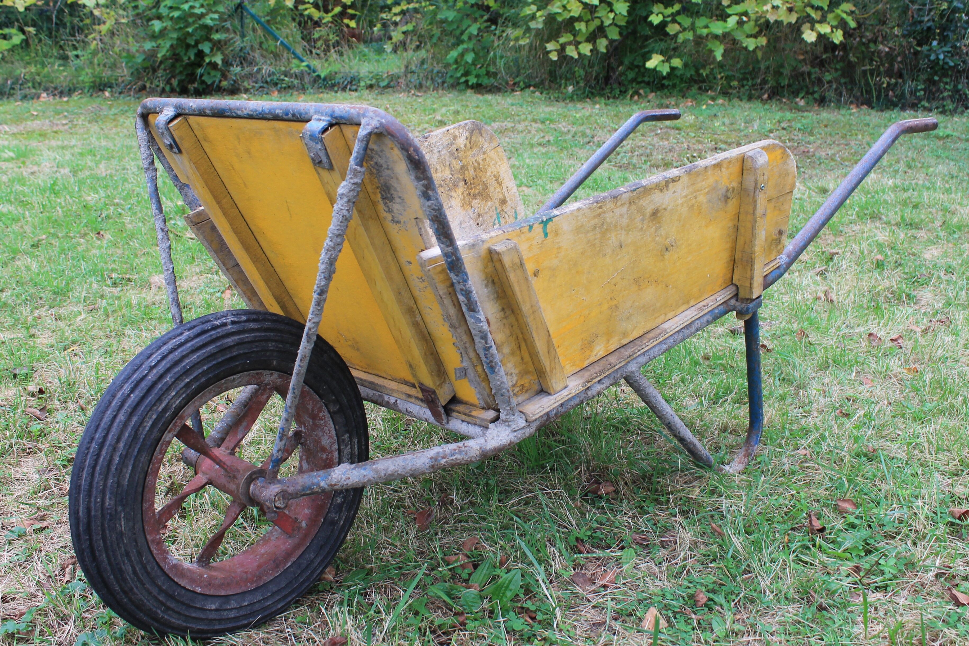Wheelbarrow with 2 removable leaves from the 1950s