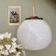 Suspension globe vintage en opaline blanche