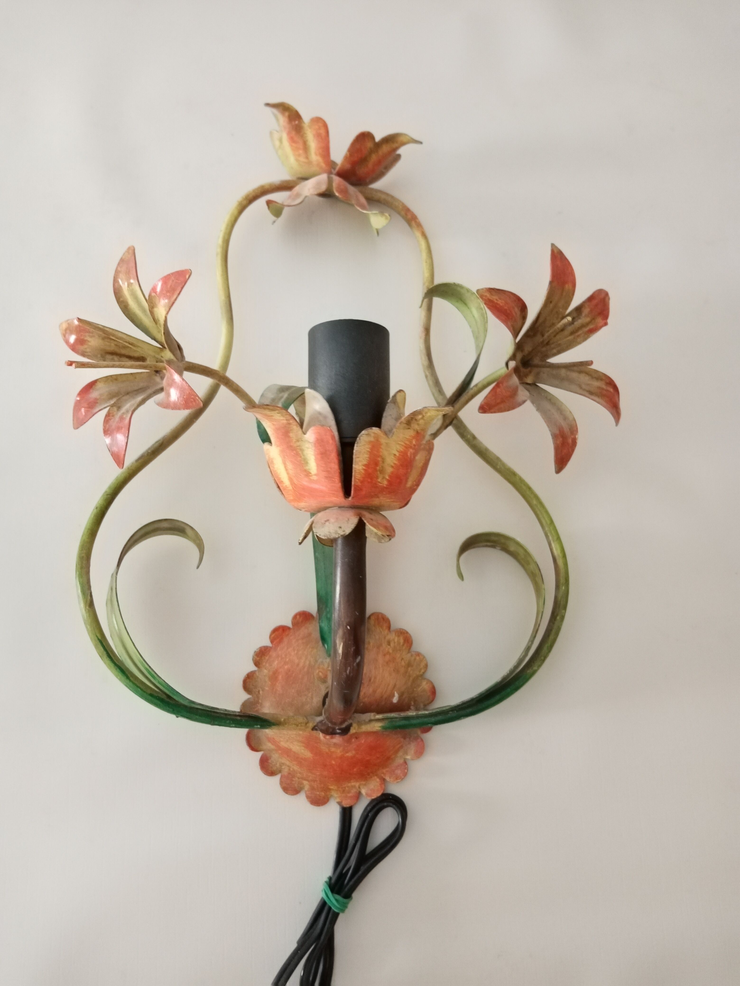 Pair to sconces metal floral decoration