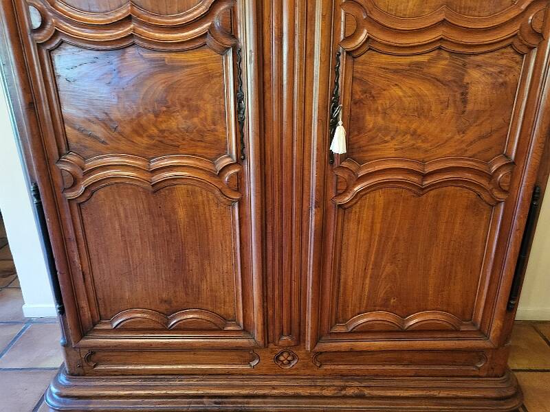 Armoire louis xiv en noyer massif du xviii ème siecle