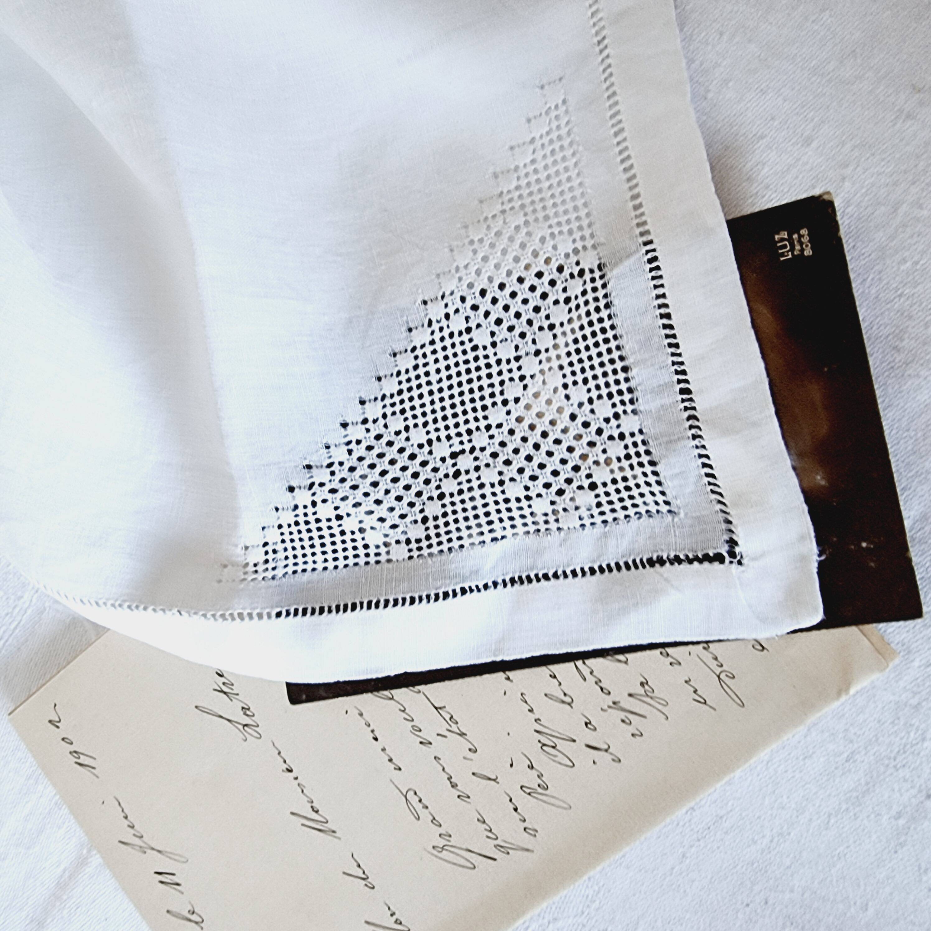 6 linen napkins with perforated lace for breakfast or lunch