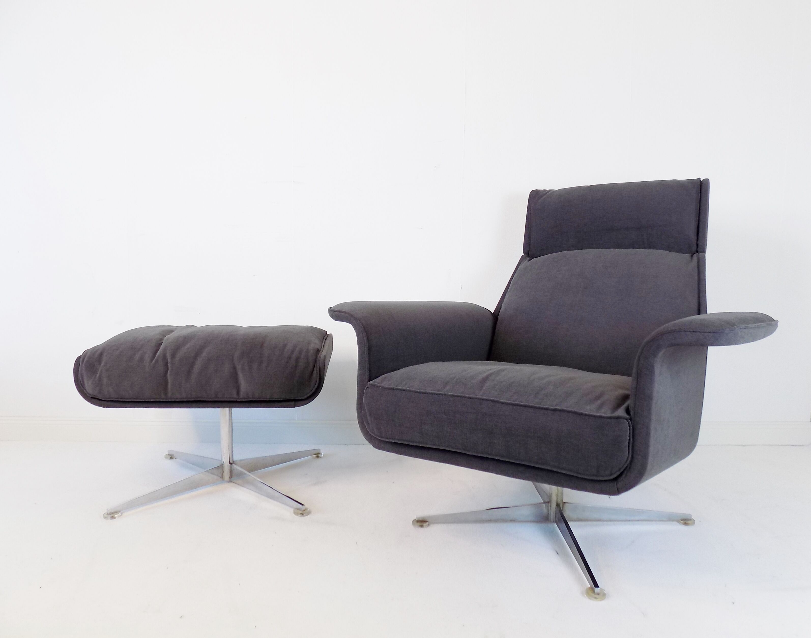 Fauteuil Kaufeld Siesta 62  grise avec pouf par Jacques Brule
