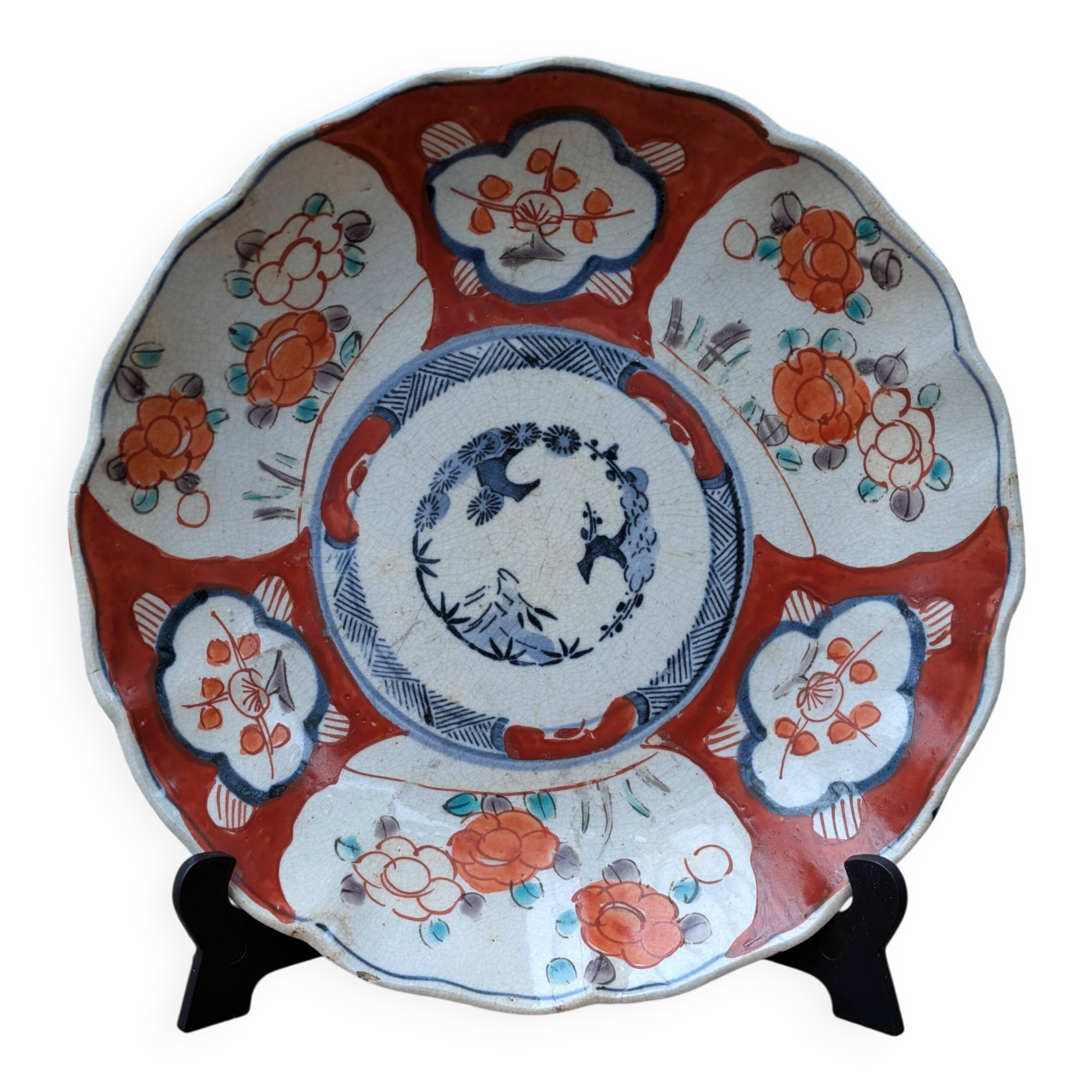 Ancienne assiette creuse Imari à décor de fleurs rouge et bleu 21.5cm