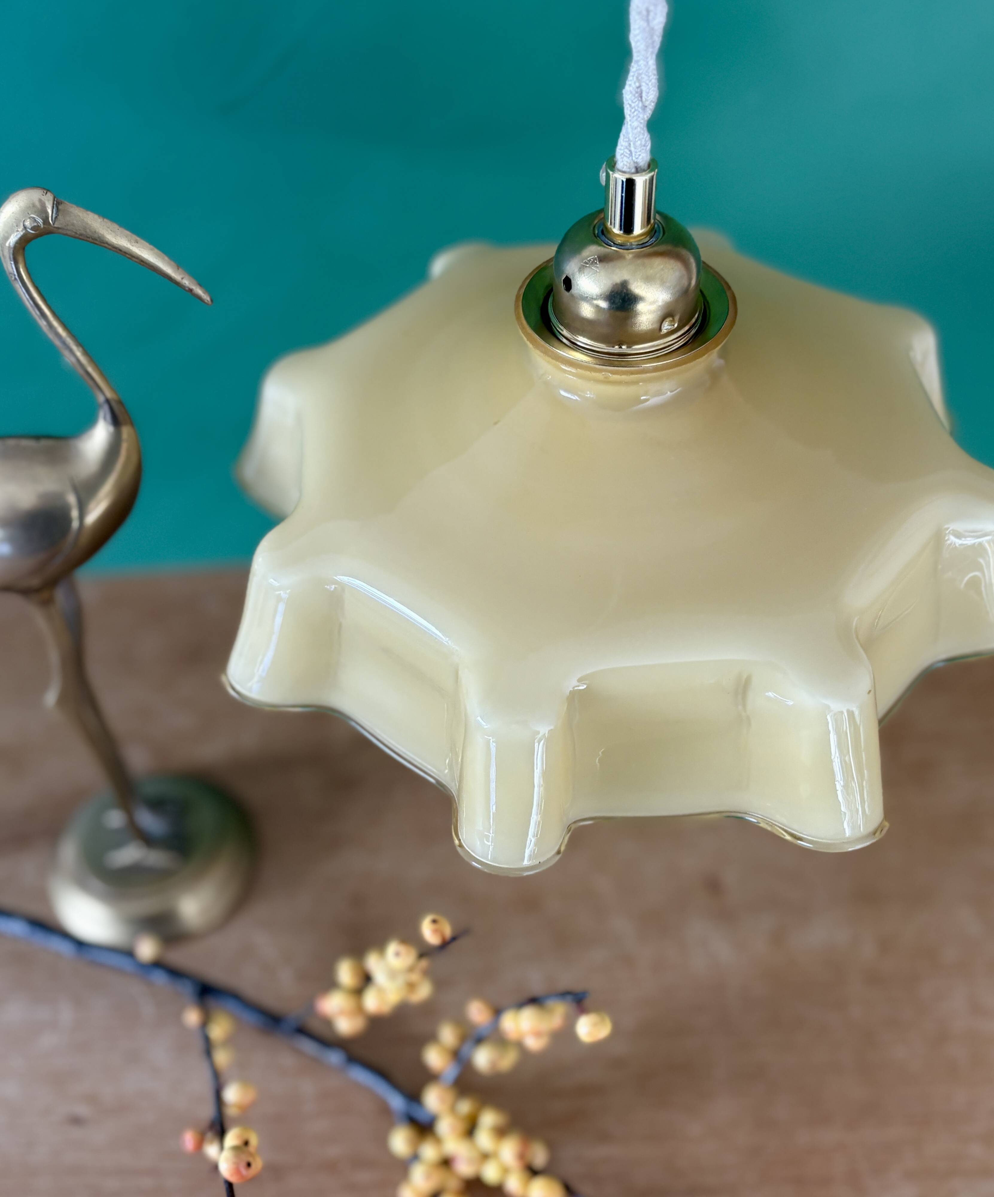 Suspension abat-jour vintage en opaline jaune