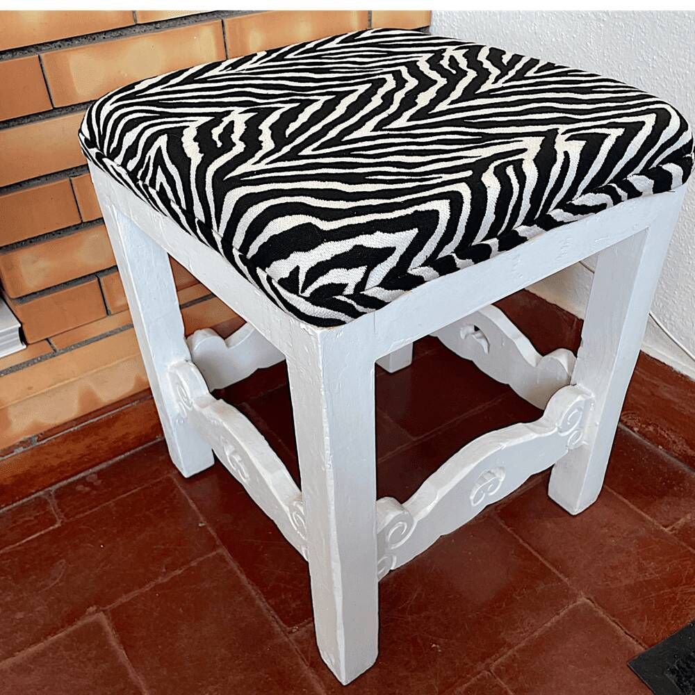 Tabouret en bois massif rustique avec assise en tissu zèbre