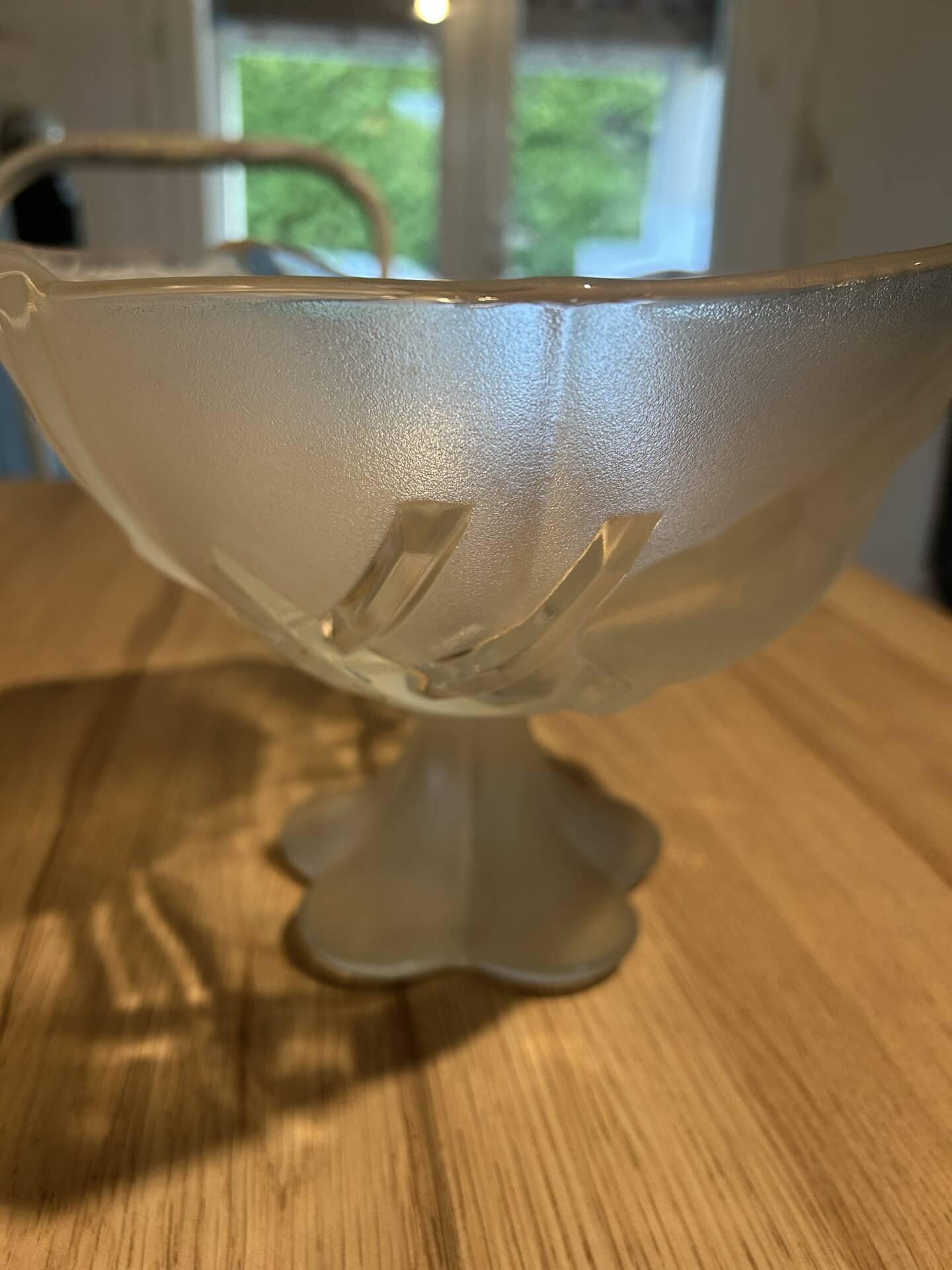 Pedestal bowl
