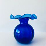 Vase bleu à collerette