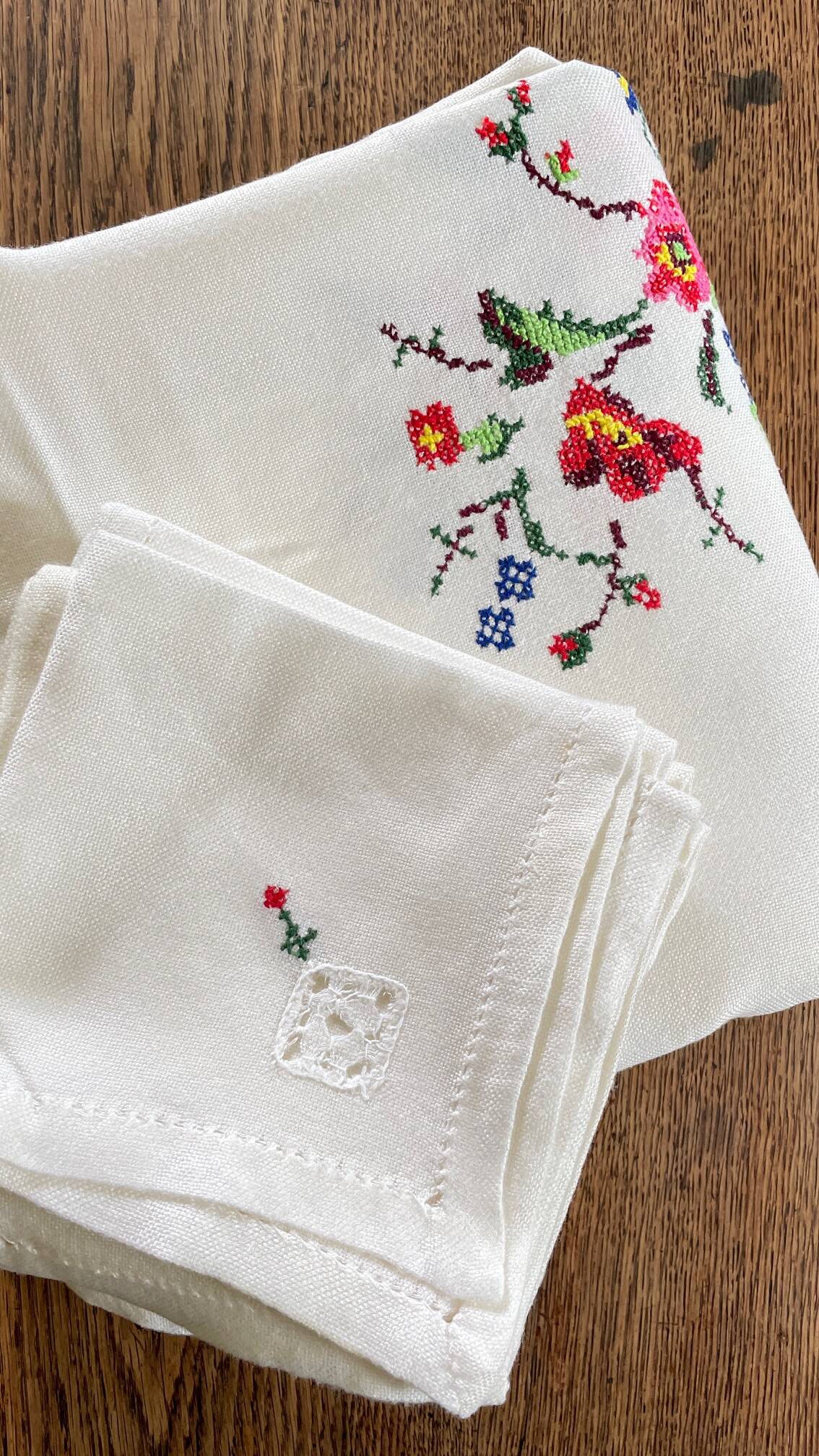 Embroidered tablecloth + 12 vintage napkins