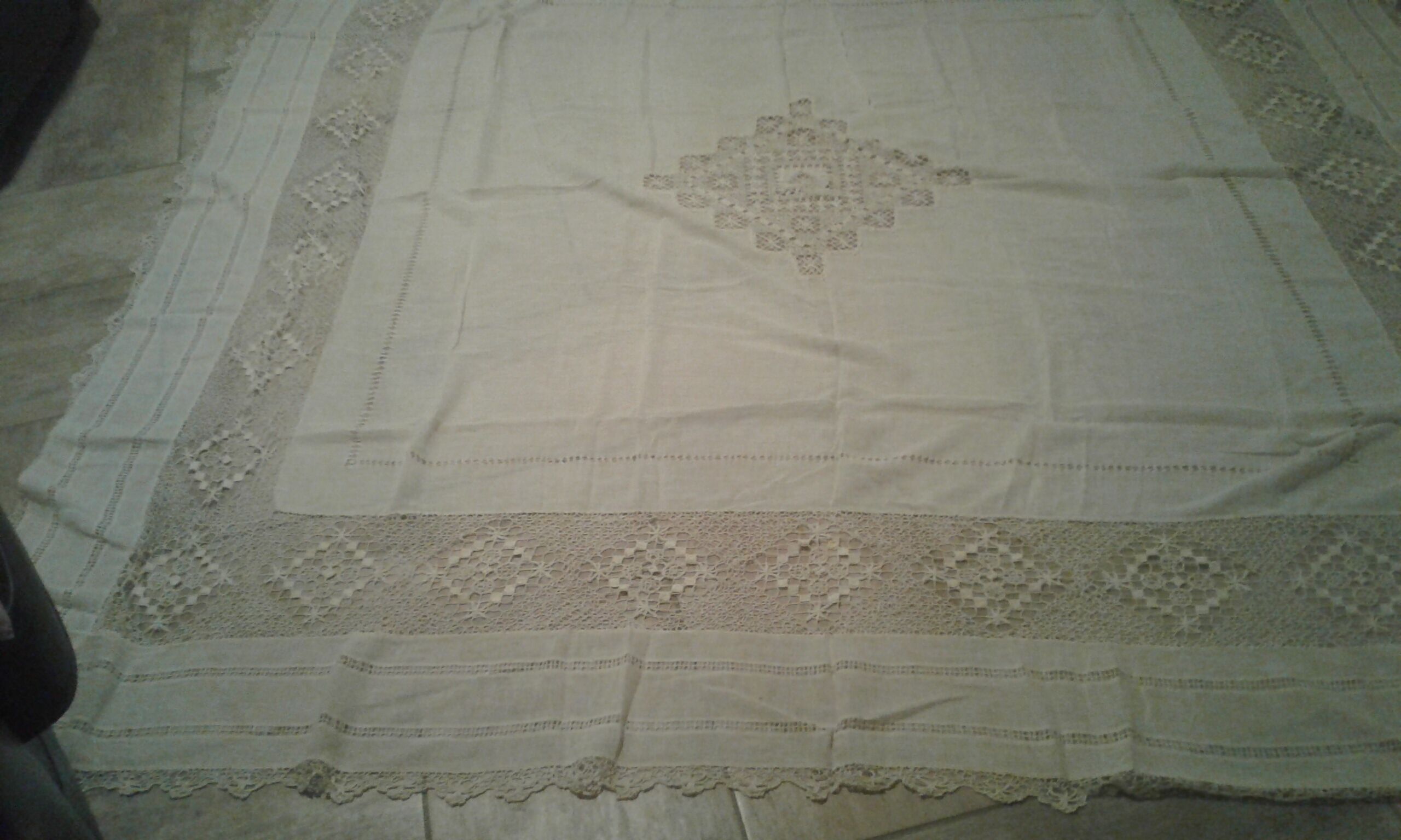 Antique tablecloth .tulle/lace quality 225cmx225cm .n°48