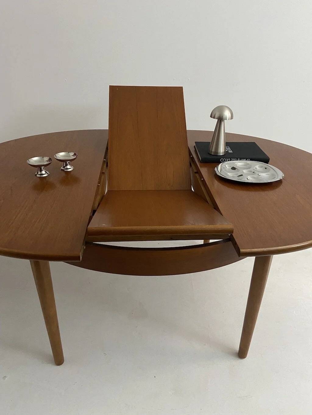 Vintage extendable table by Jentique