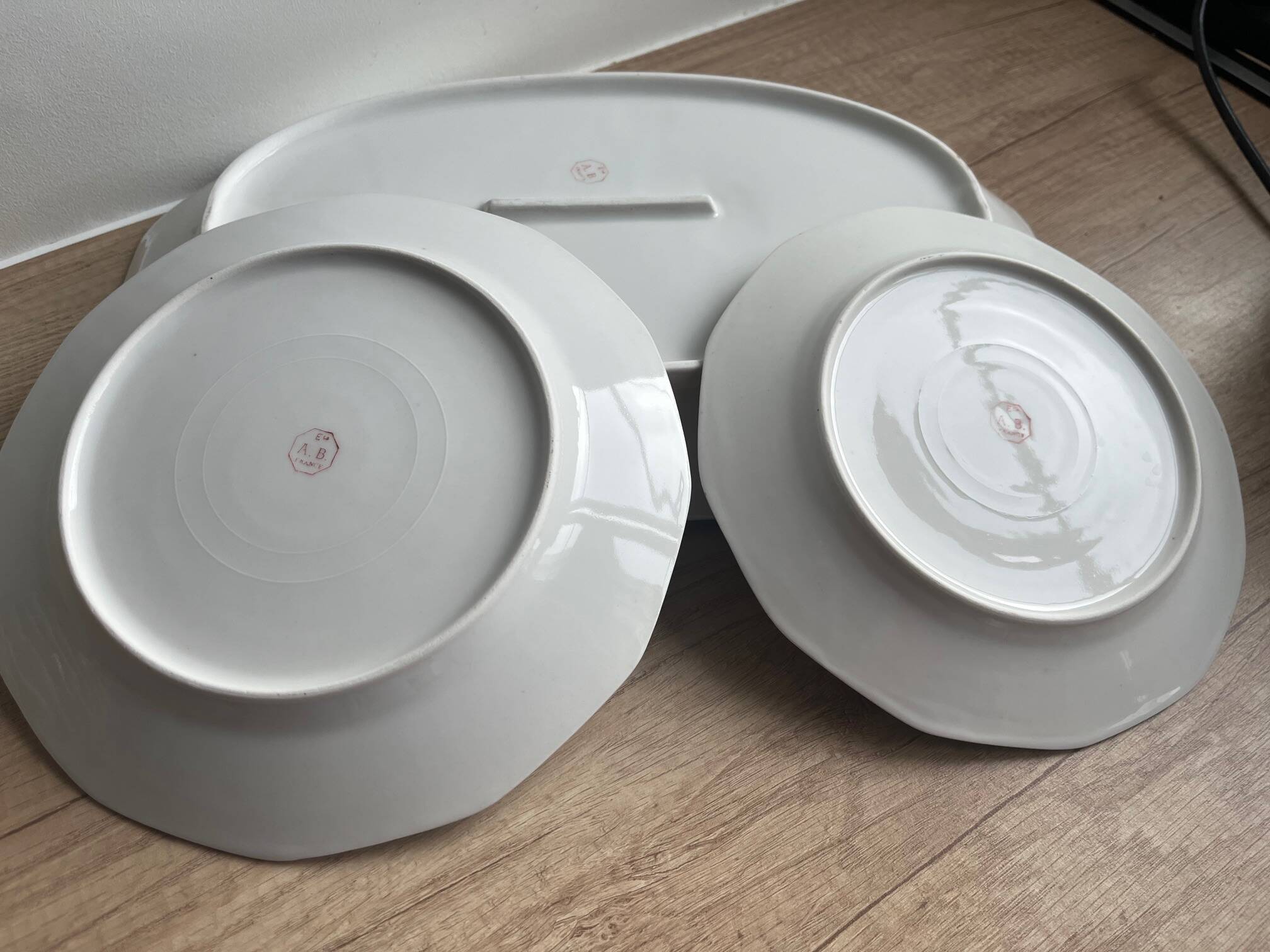 Lot assiettes plates, à dessert et plat ovale, porcelaine AB France