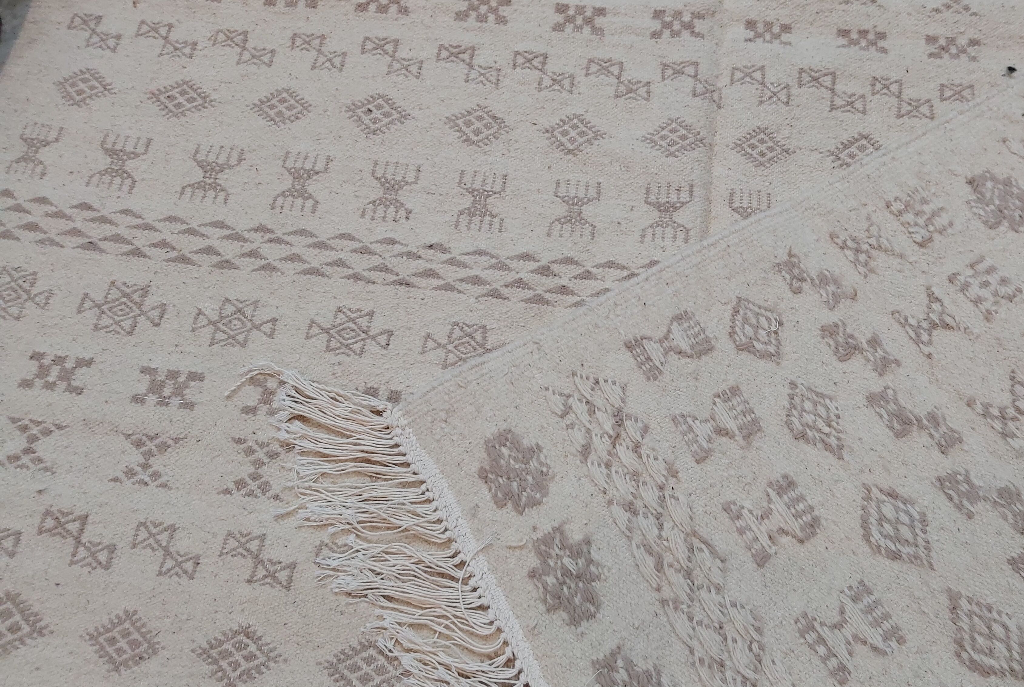 White and grey Berber carpet with Berber motifs 200x150cm