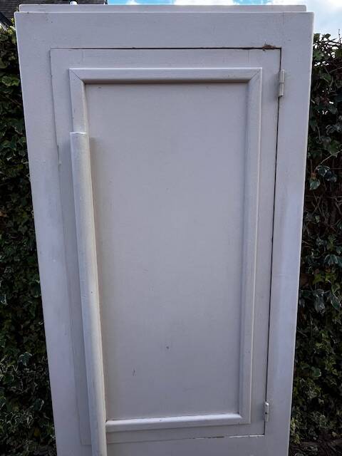 White 2-door bonnet cabinet