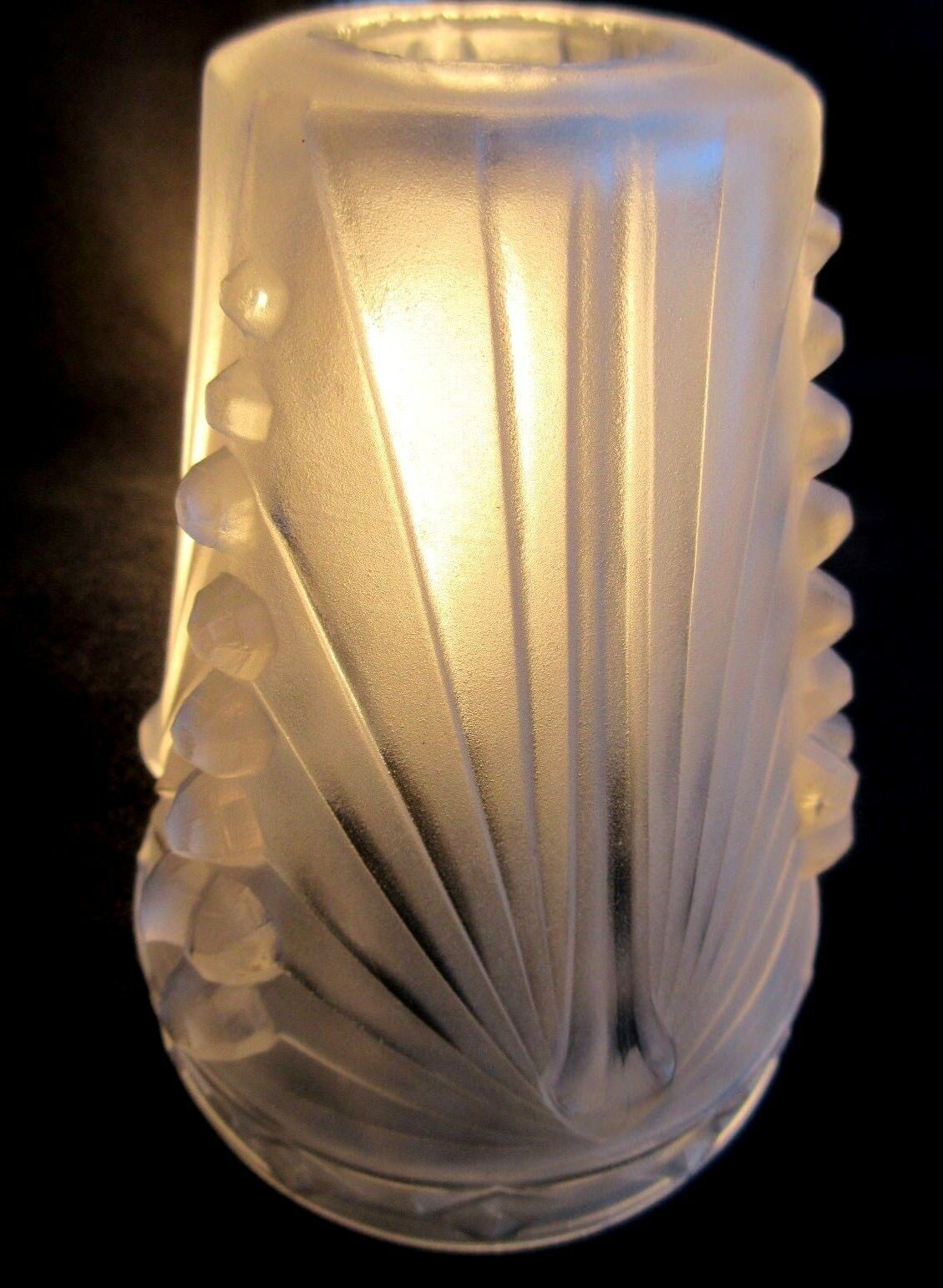Tulip Art Deco, opaque glass by Schneider France