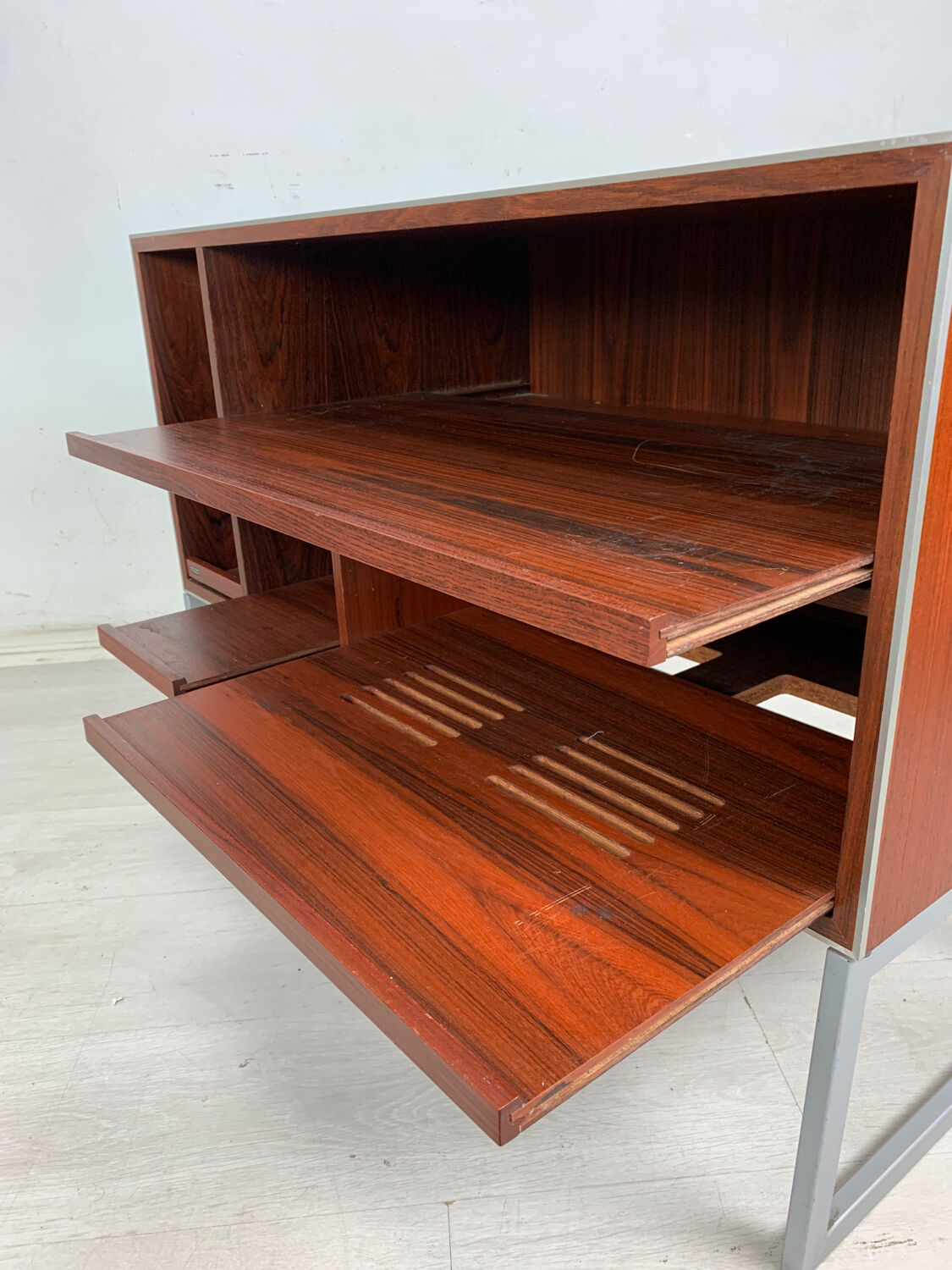 Hi-fi bang and olufsen cabinet