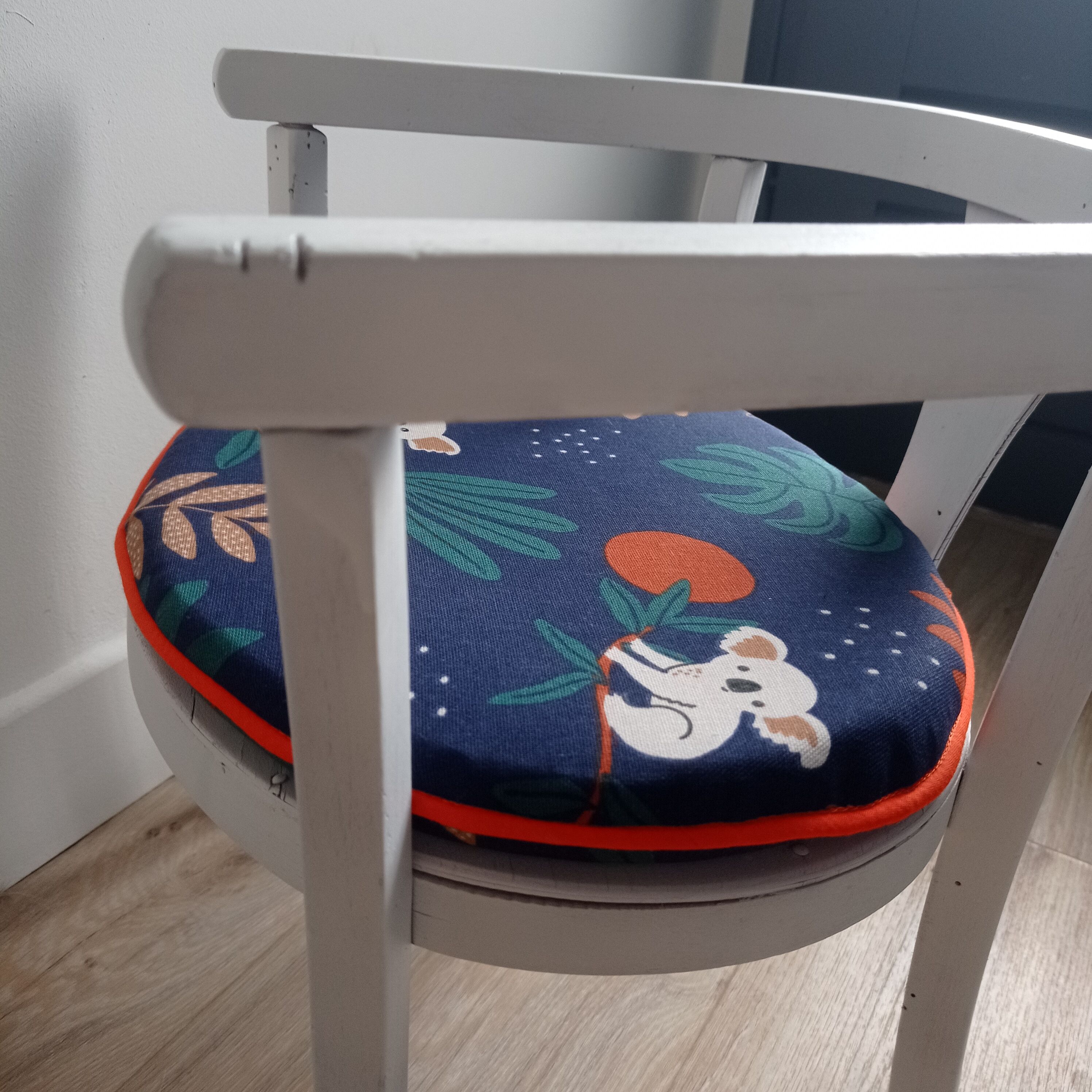 Children's chair restyled and its seat