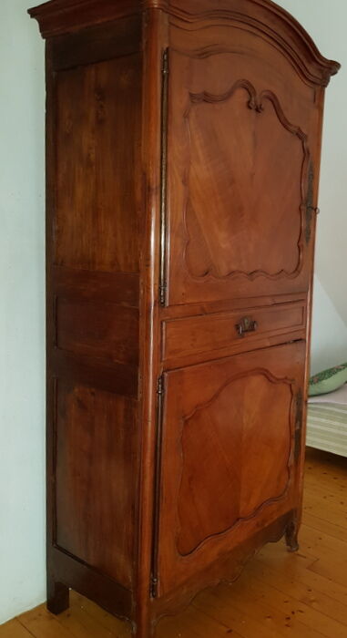 Buffet cabinet vendéen with caramel patina