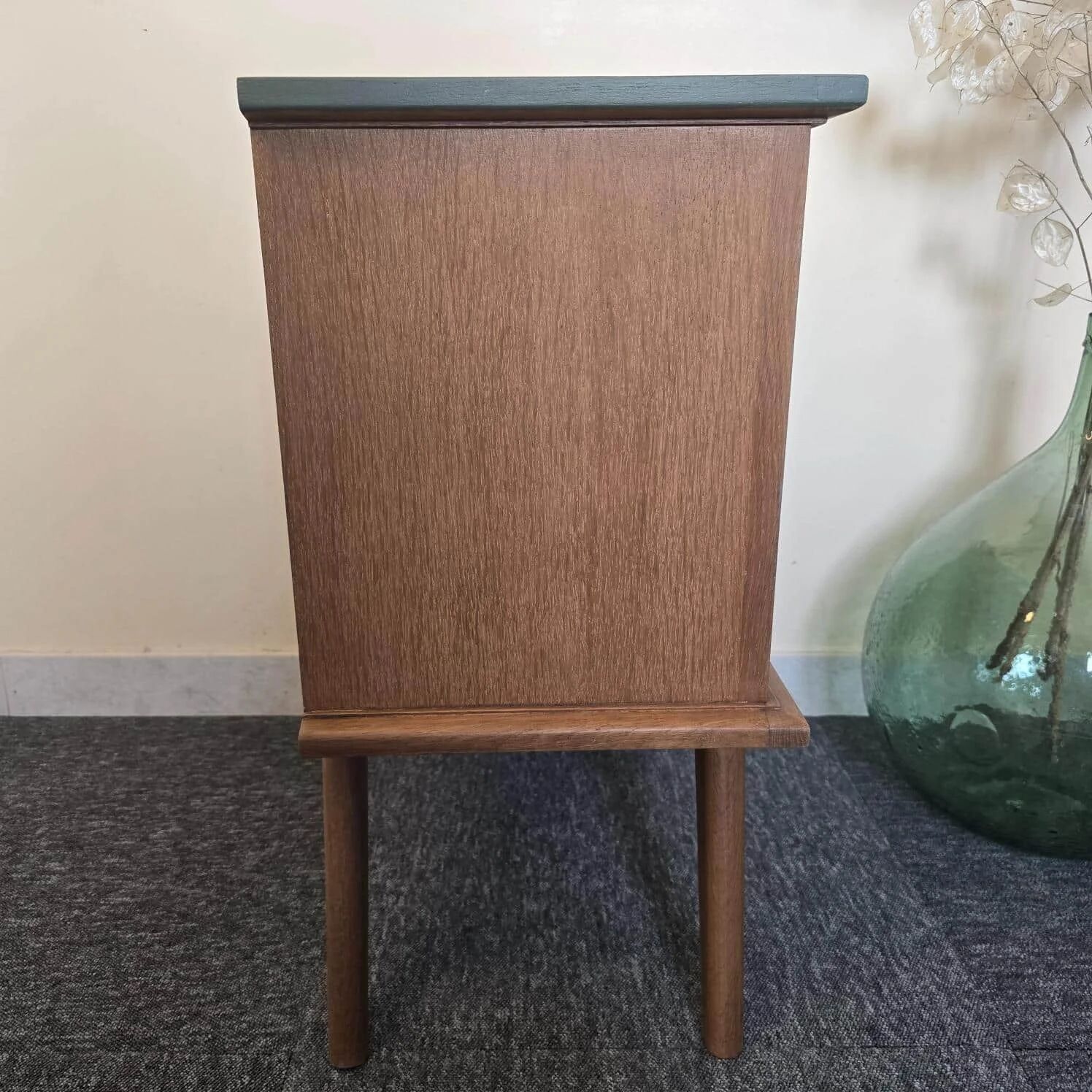 Renovated vintage bedside table in wood, with tapered legs – Matt green & gold background