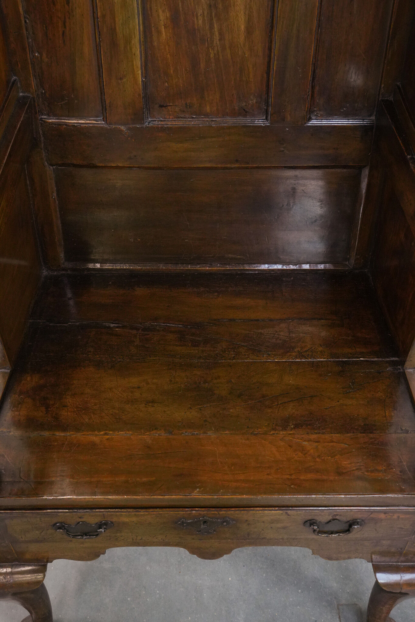 Chaise d'agnelage anglaise ancienne à capuchon du XVIIIe siècle, de forme particulière.