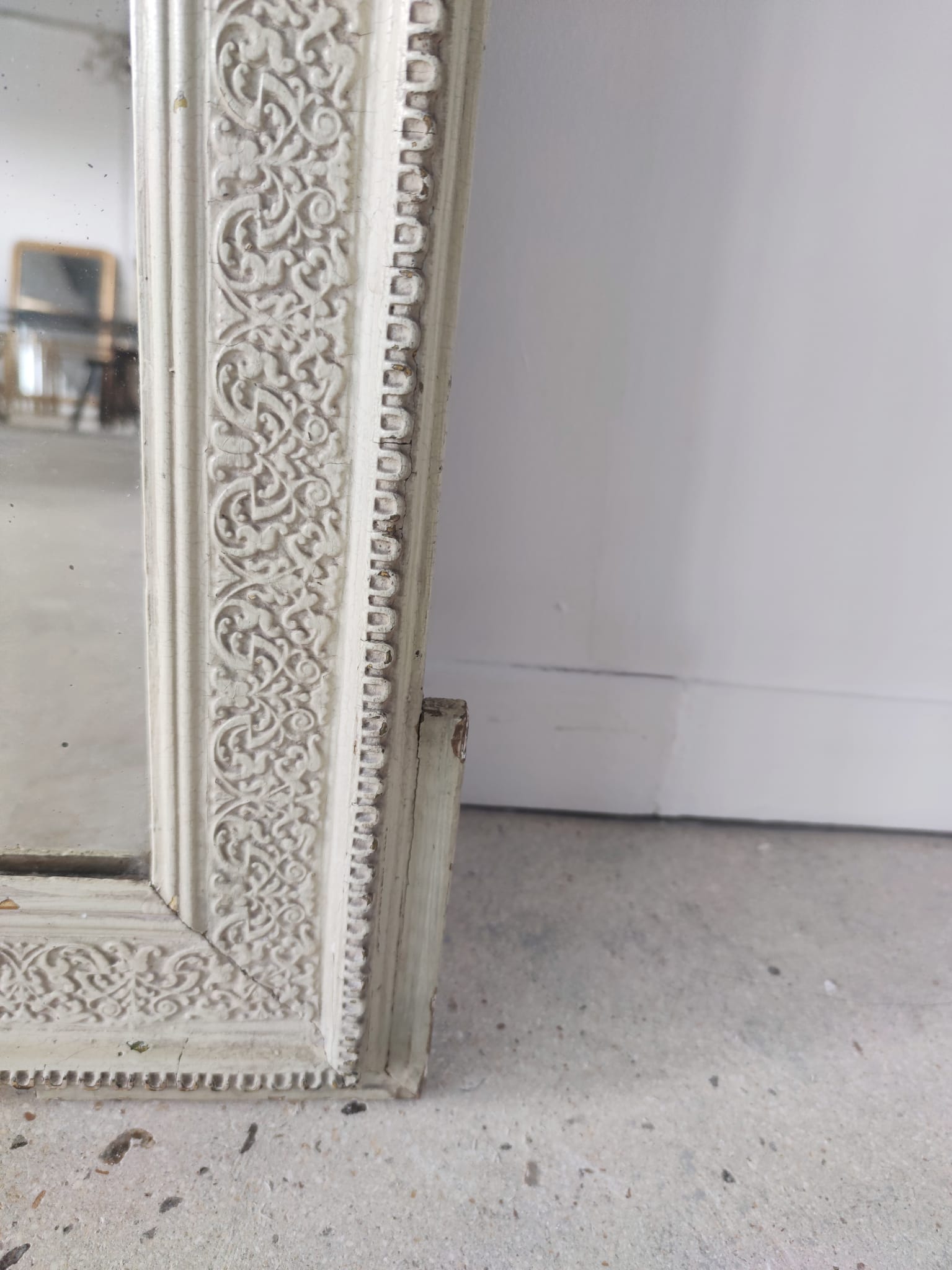 Rectangular mirror in light green lacquered wood with pediment H:1m39