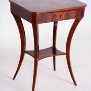 Petite table Biedermeier en noyer, années 1830