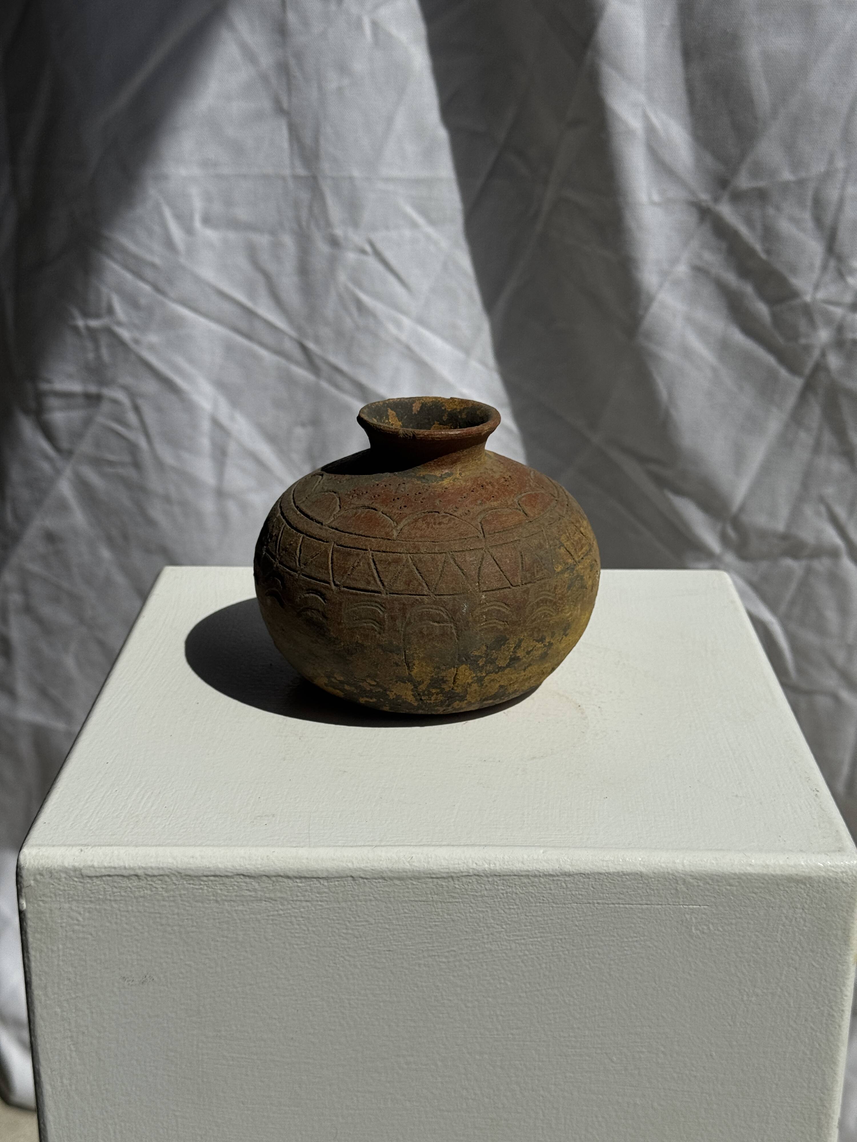 Small round ancient vase in engraved terracotta, Indonesian polychromy H10 D1