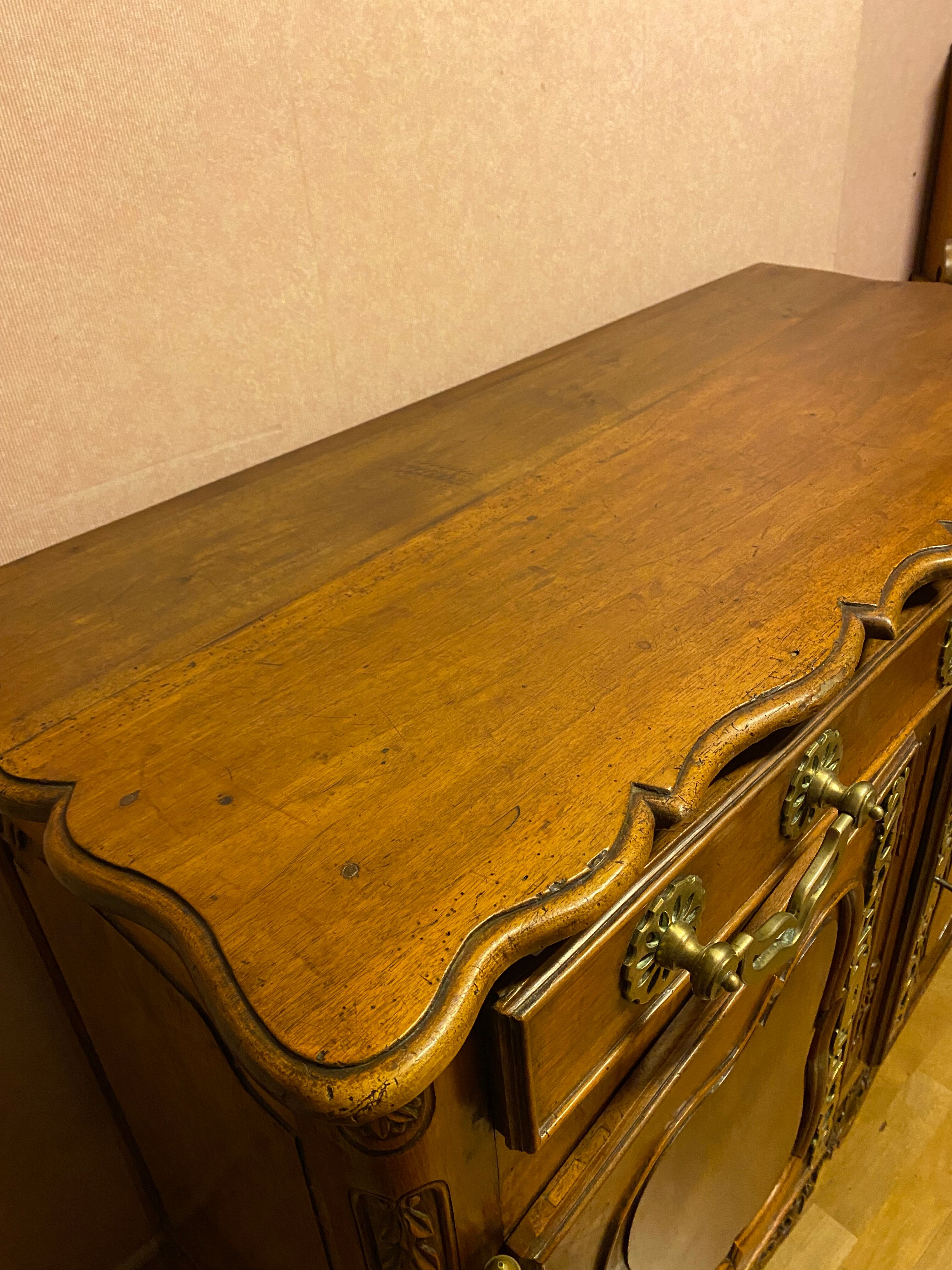 Buffet provençale en noyer XVIII siècle