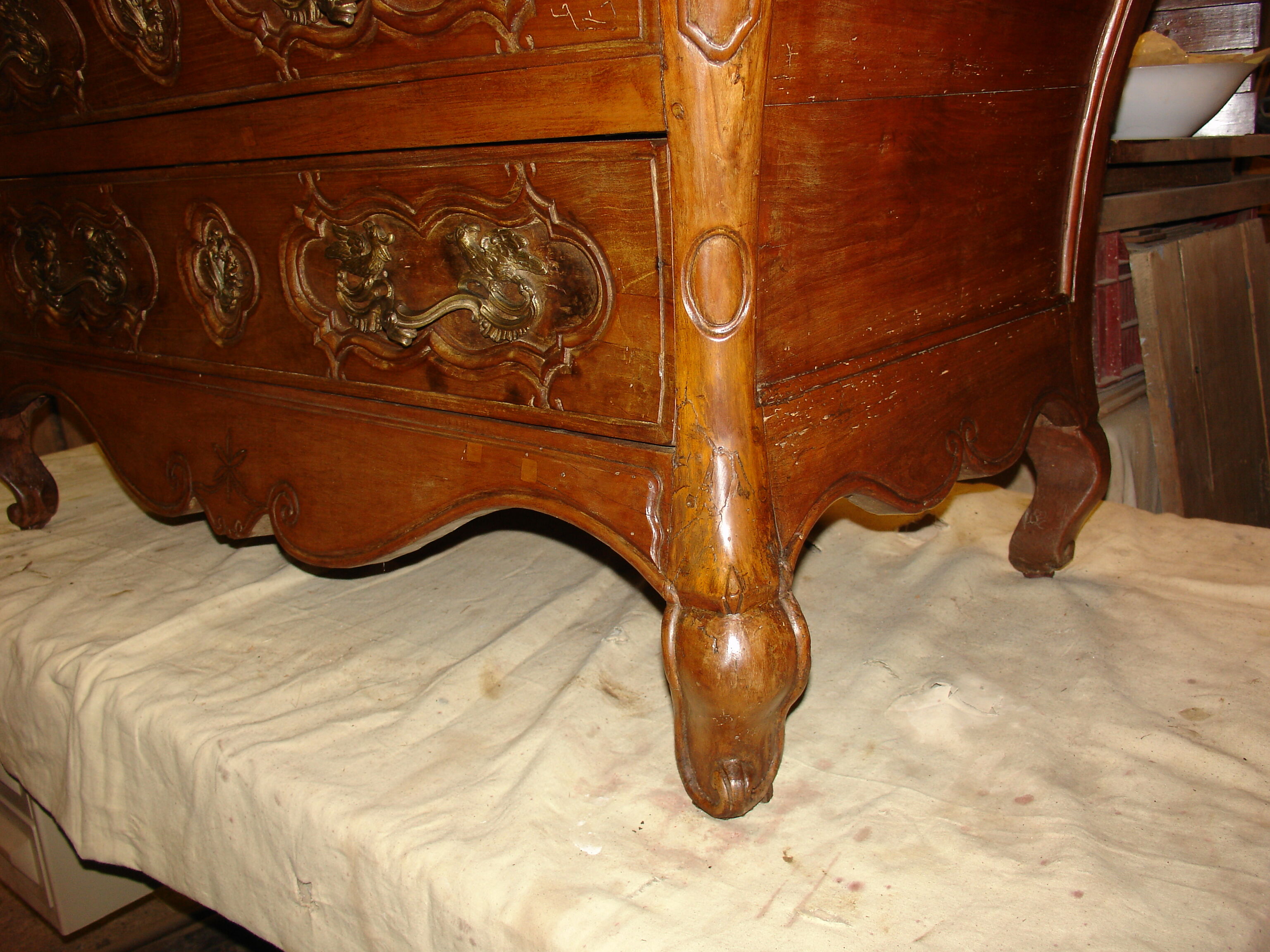 Commode dite "Tombeau" époque Régence de la fin du XVII siècle en merisier massif