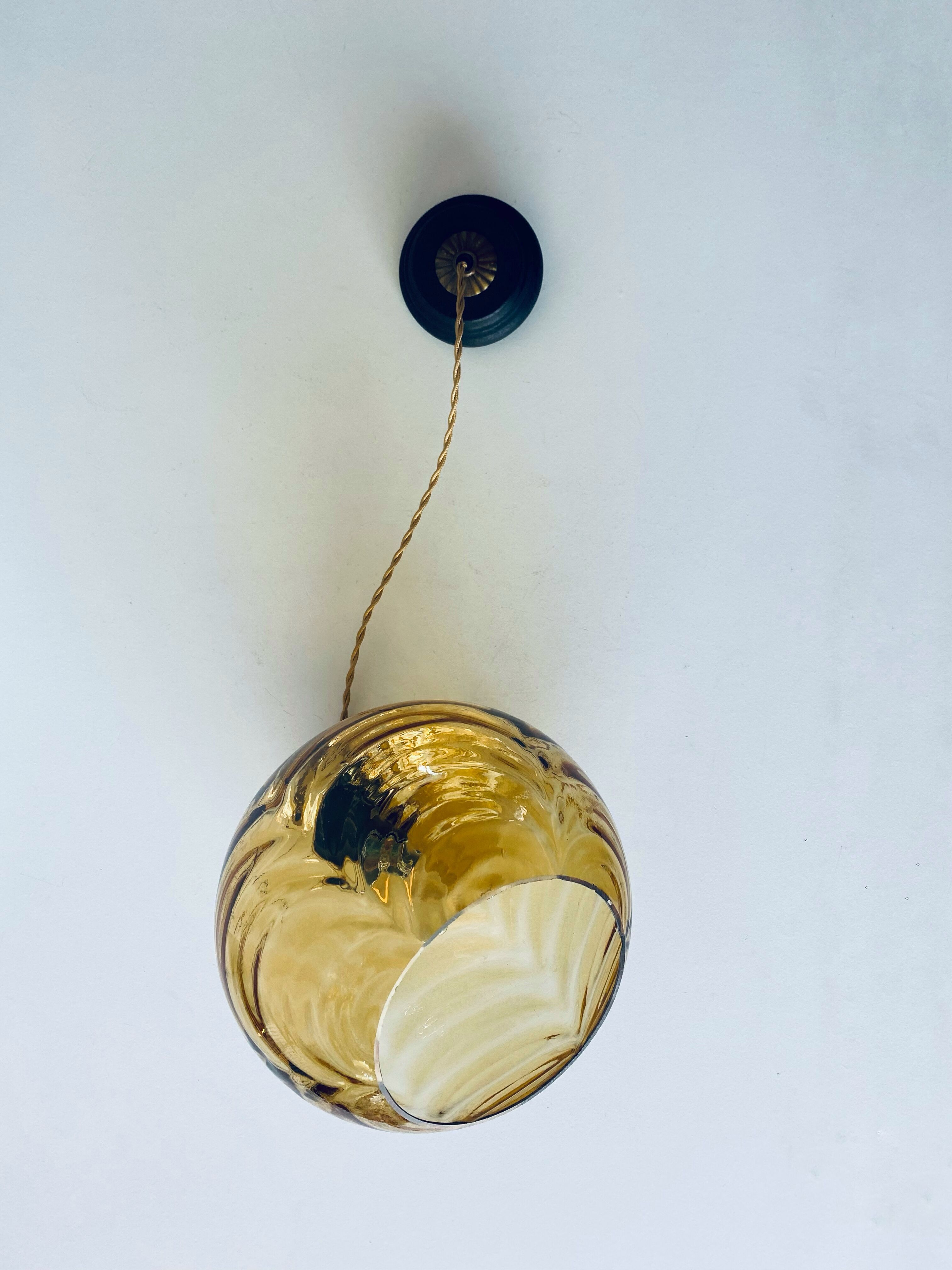 Amber glass ball suspension