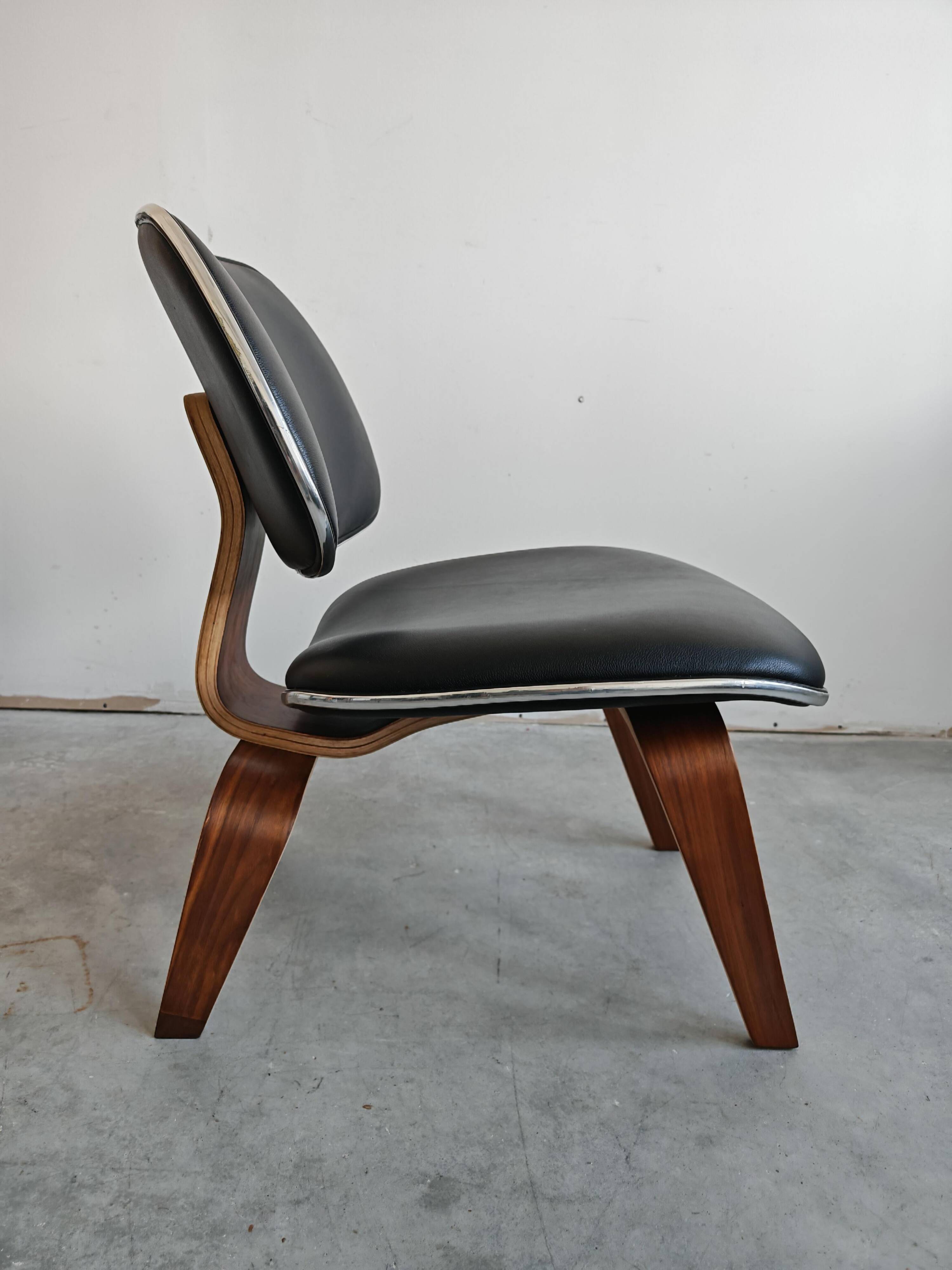 Mid Century Modern lounge chair LCW by Charles and Ray Eames