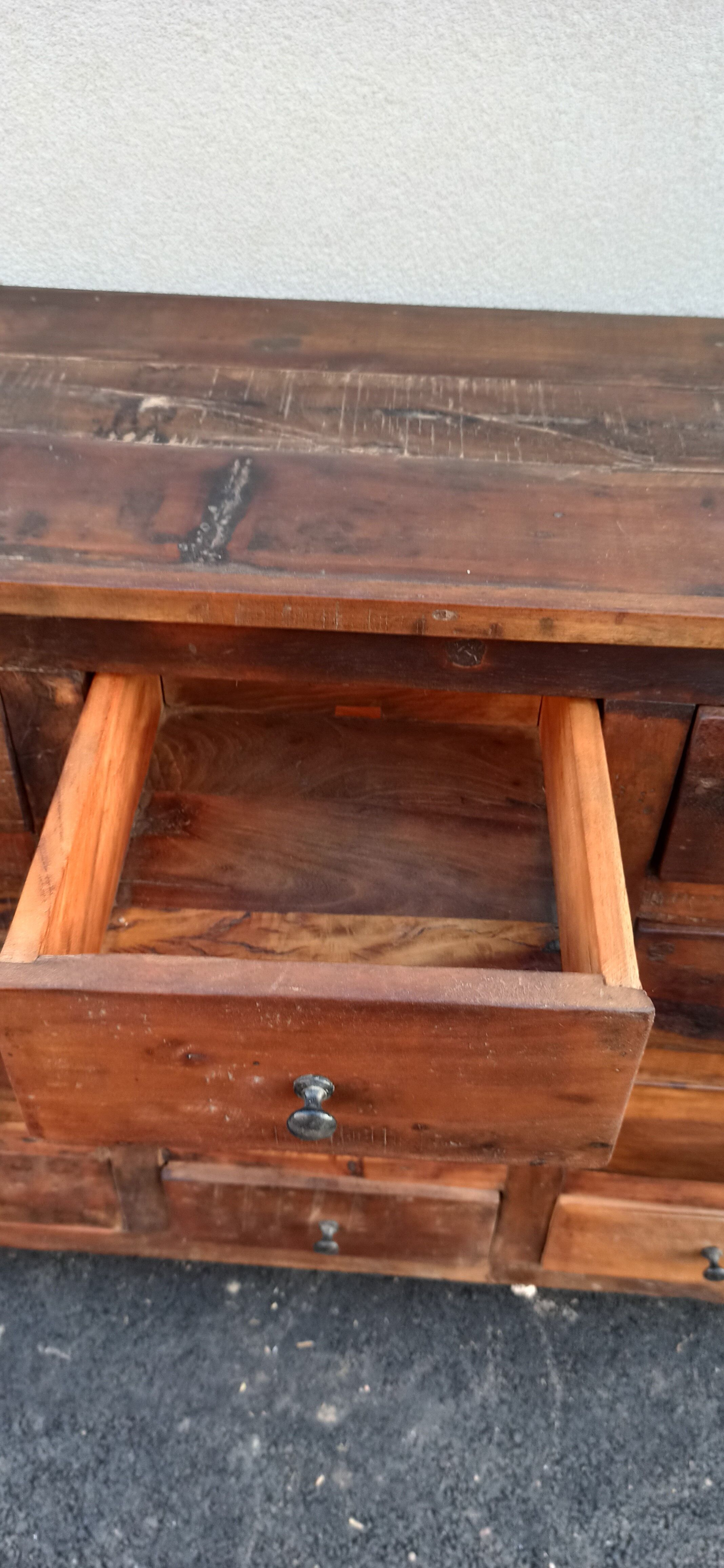 Meuble en bois à tiroirs