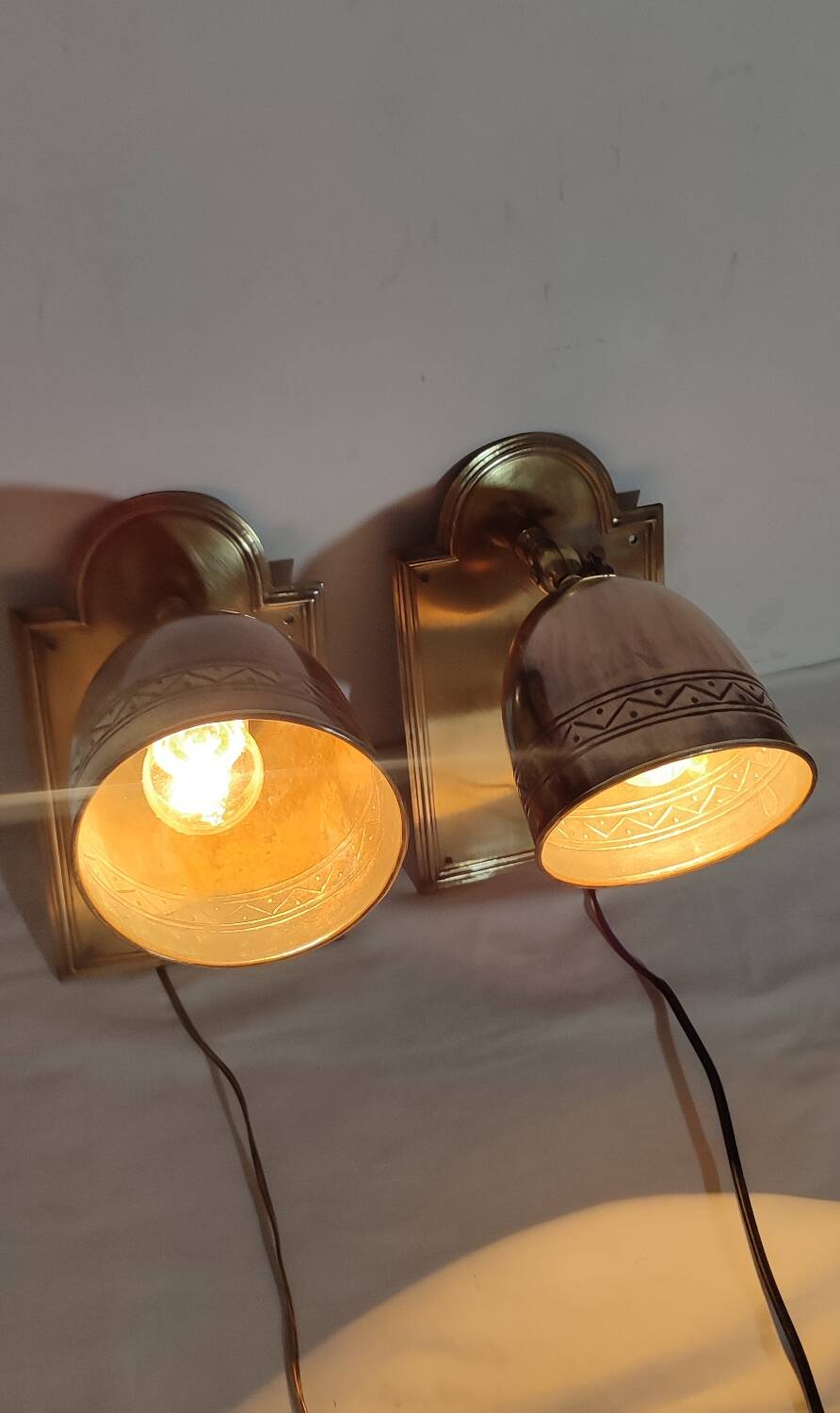 Par de apliques de bronce. España, 1950s.