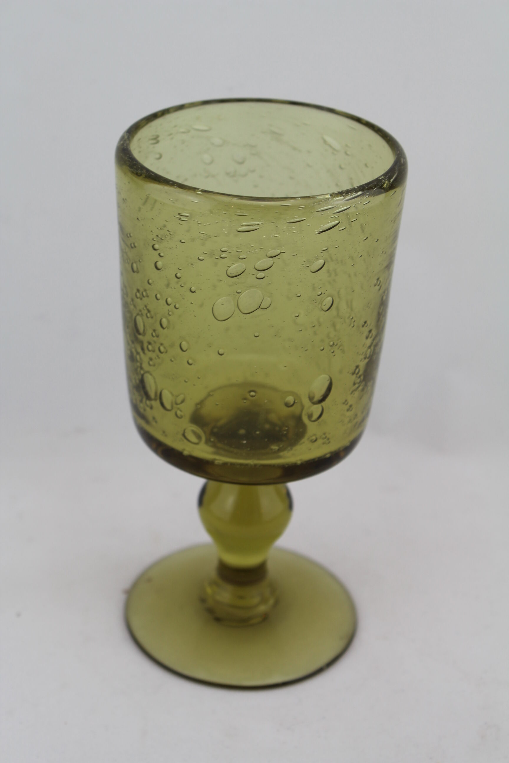 Bougeoir à pied en verre bullé de Biot vert