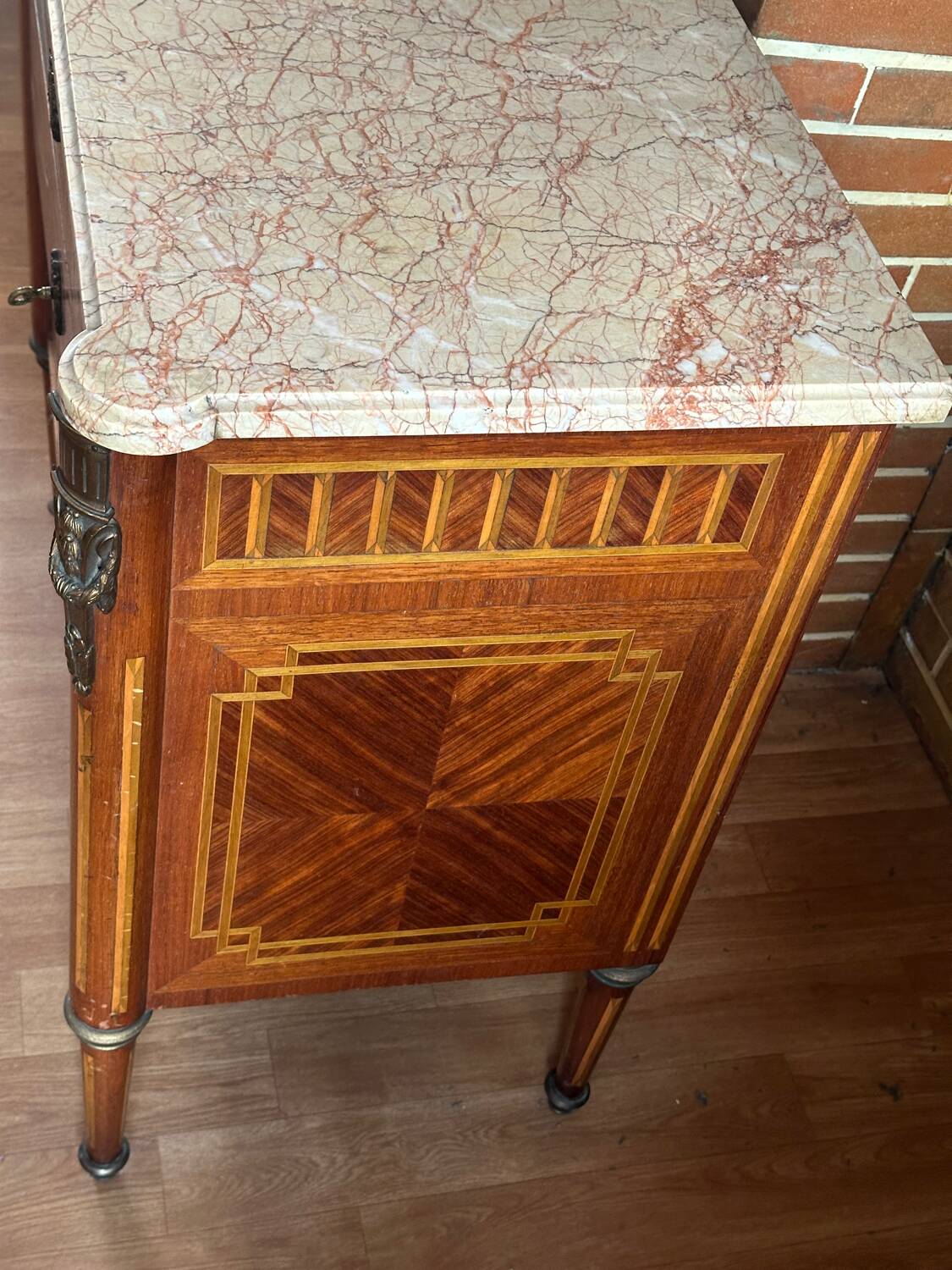 Louis XVI style chest of drawers, spinning top legs - transition style marquetry