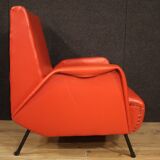 Paire de fauteuils de conception italienne en simili cuir rouge