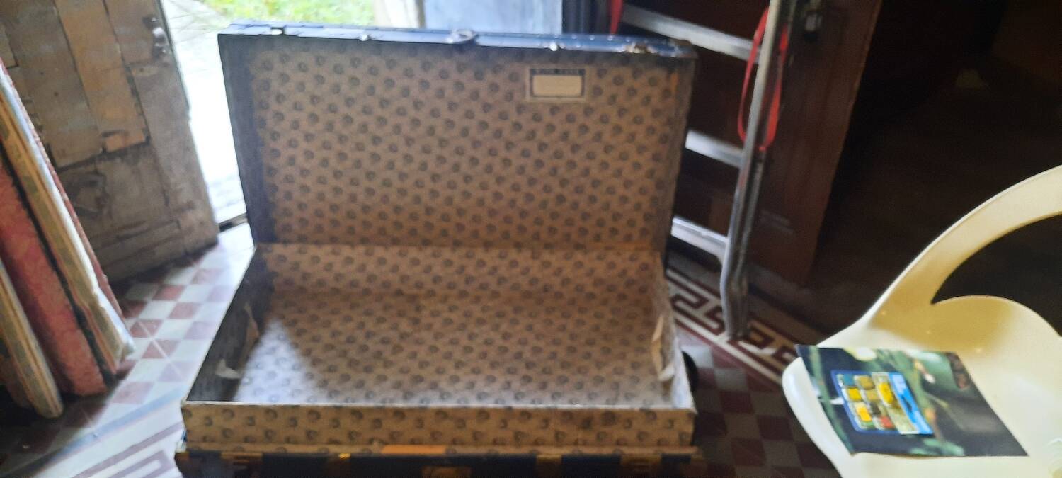 English travel trunk