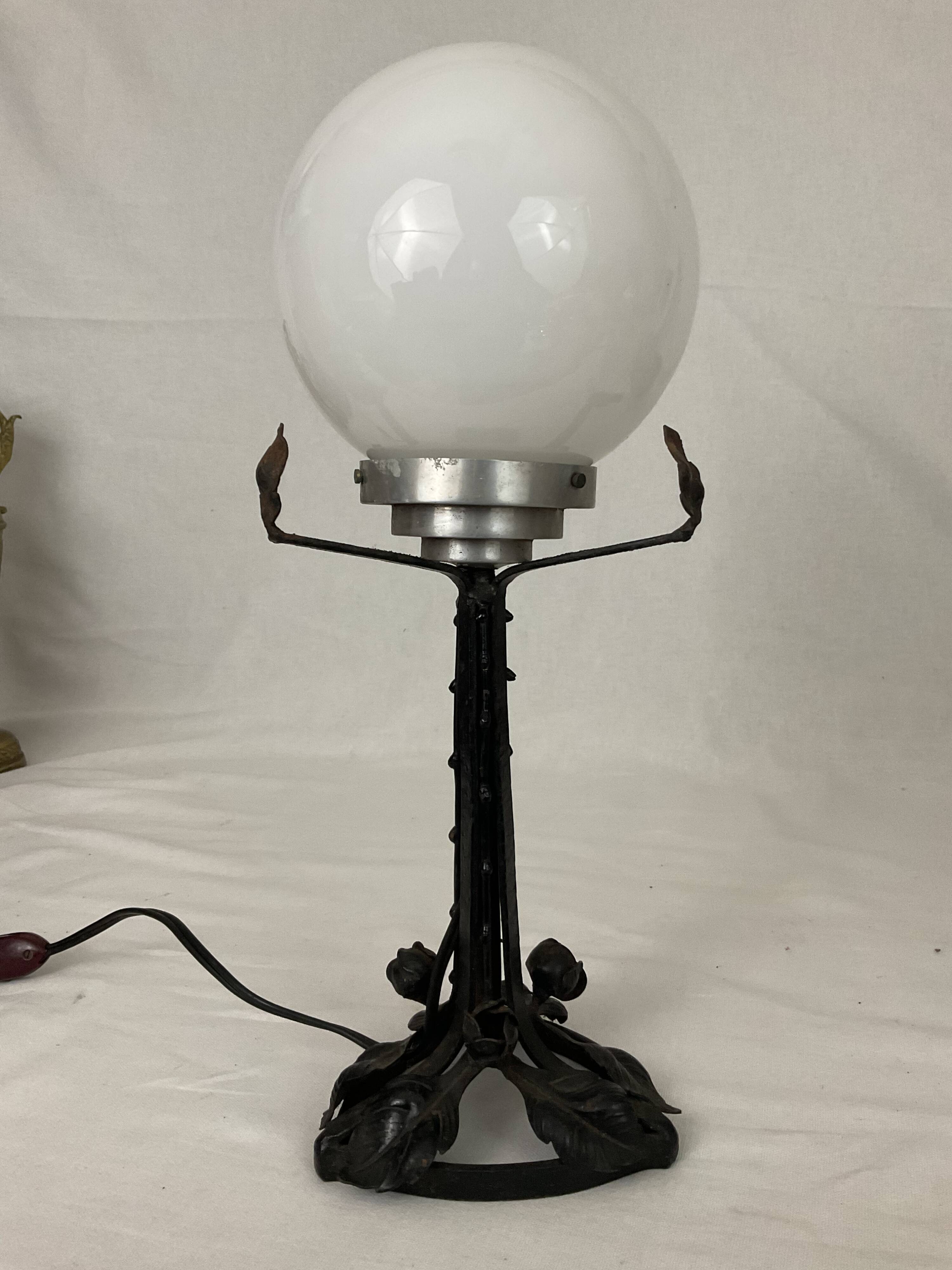 Lampe art nouveau art déco en fer forgé globe blanc