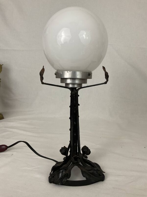 Lampe art nouveau art déco en fer forgé globe blanc