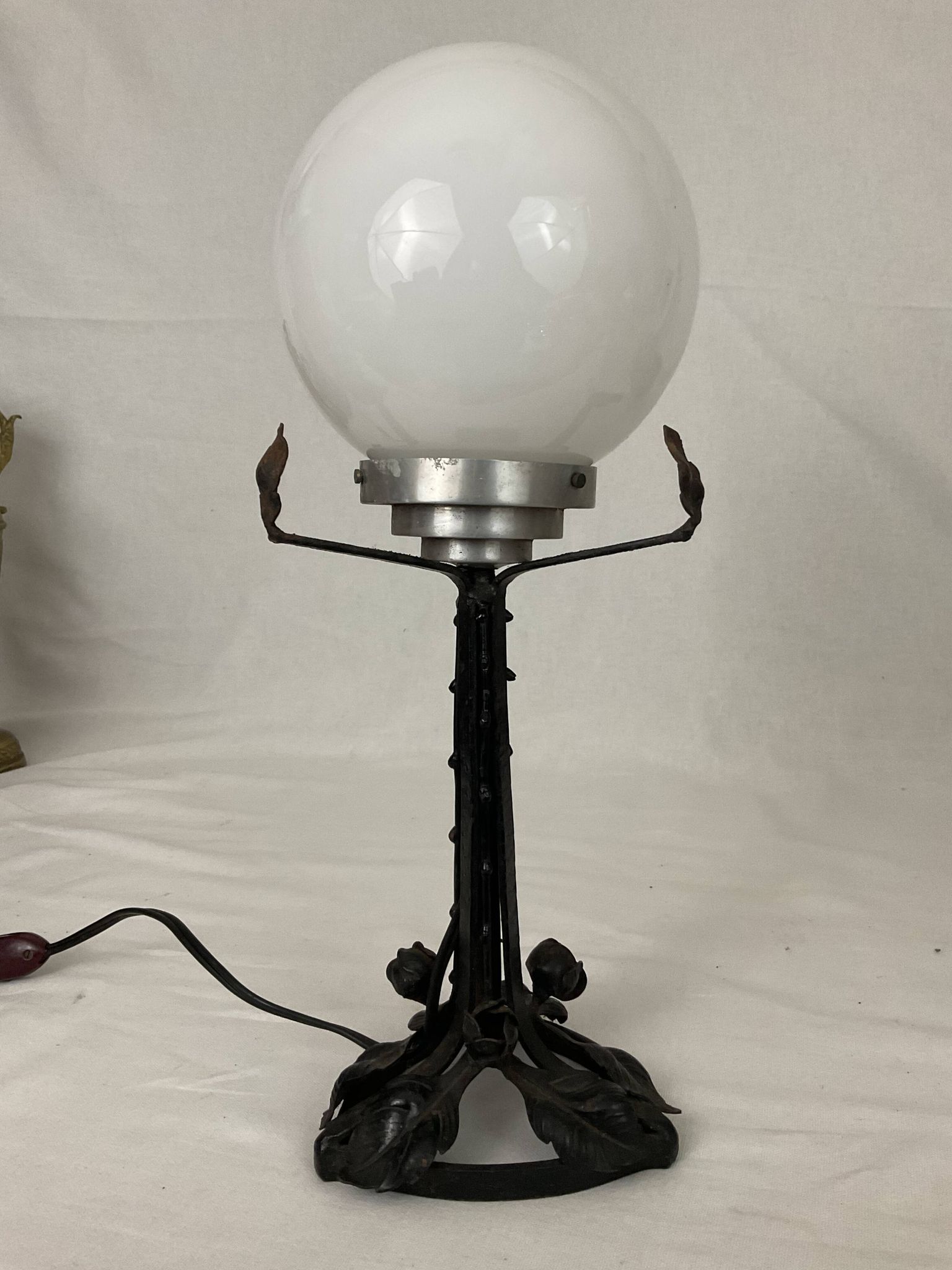 Lampe art nouveau art déco en fer forgé globe blanc
